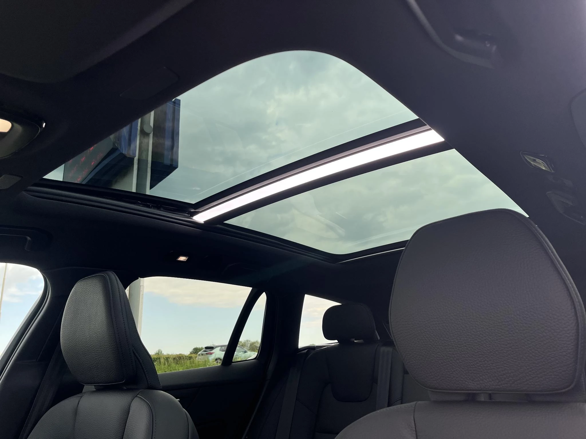 Volvo V60 T8 Plug-in hybrid AWD Ultra Dark