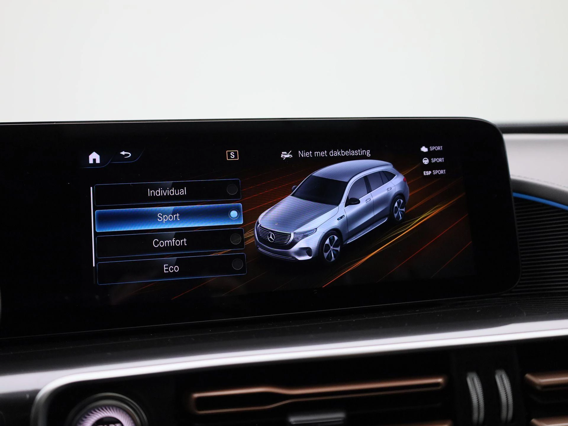 Mercedes-Benz-EQC-image-27