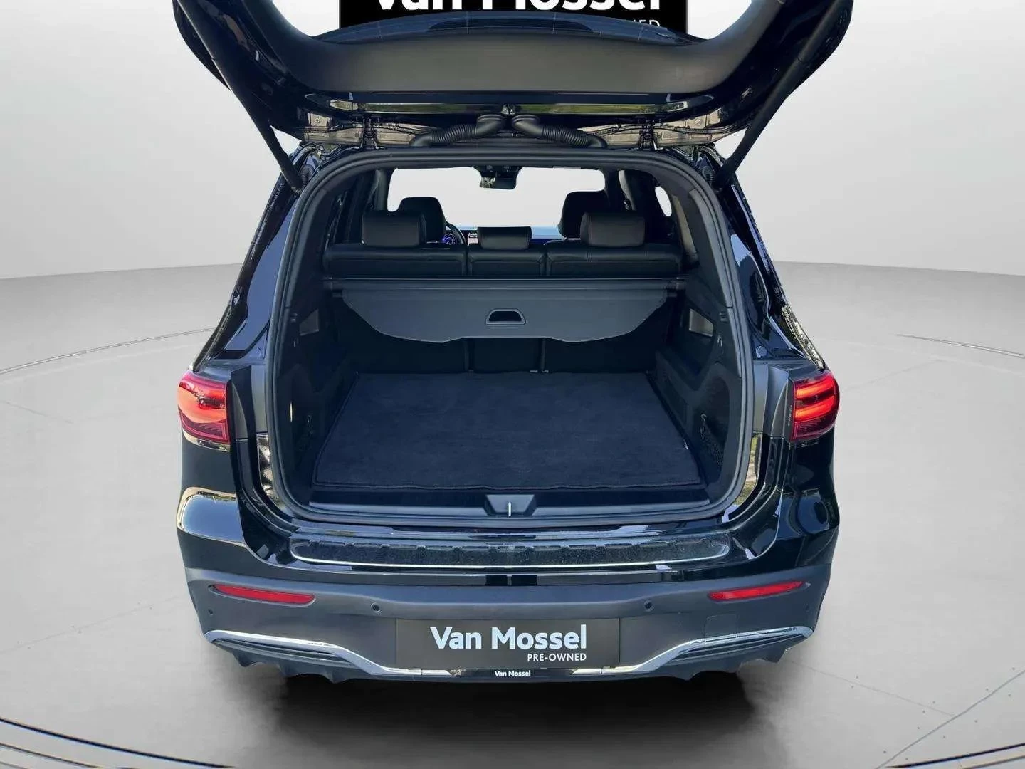 Mercedes-Benz-EQB-image-20