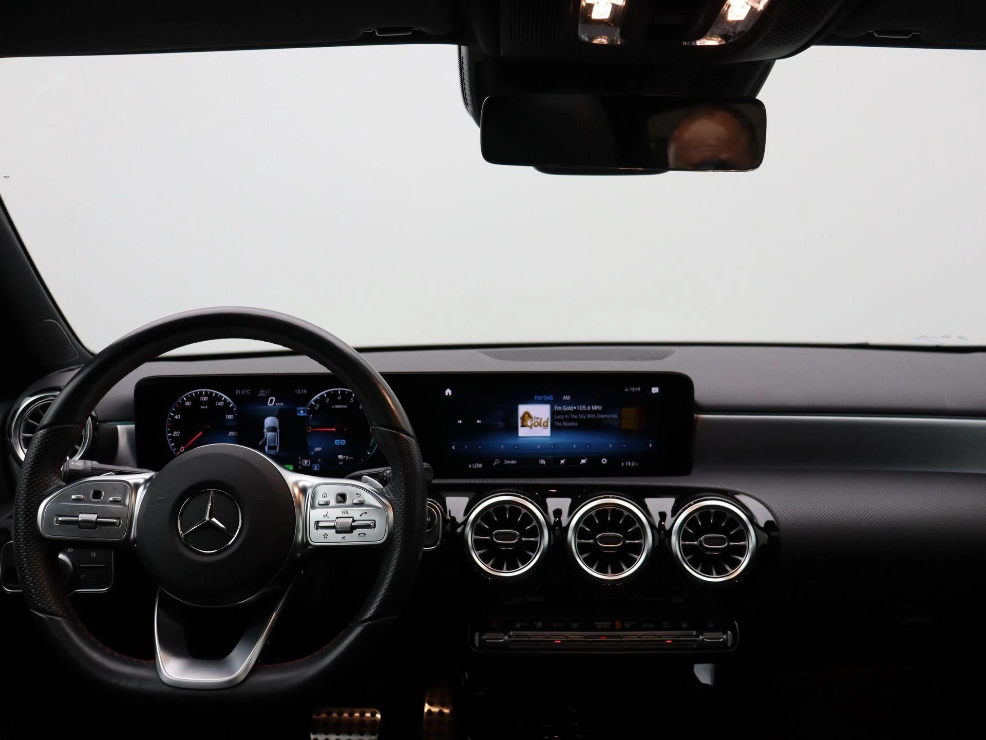 Mercedes-Benz A-Klasse 250 e Sedan AMG Line + PANO DAK + MULTIBEAM LED + CARPLAY +
