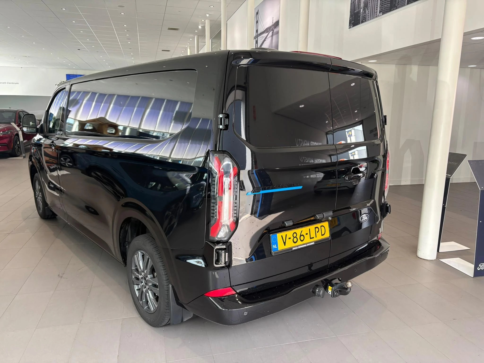 Ford E-Transit Cust. 320 L2H1 Limited 65 kWh