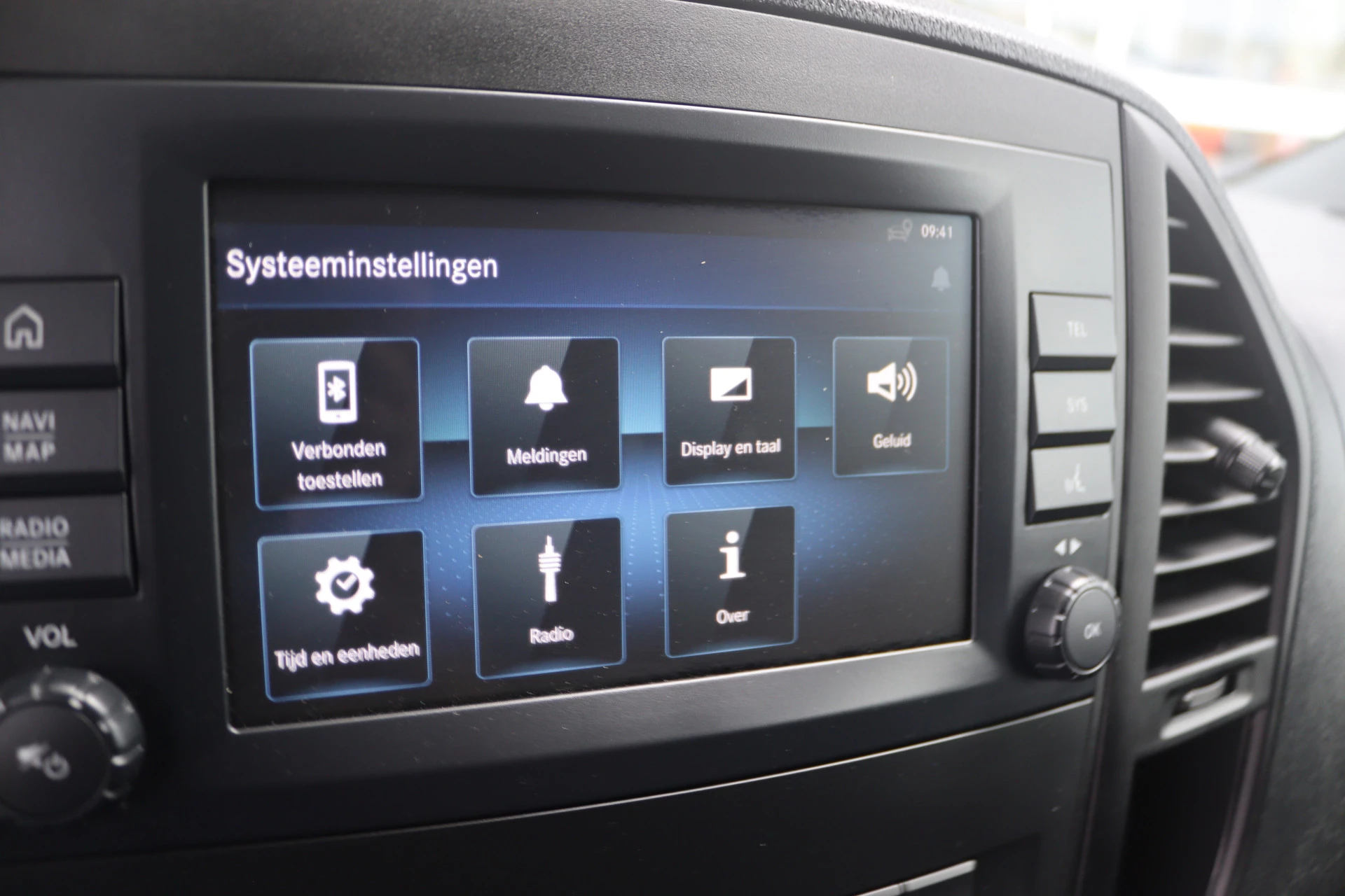 Mercedes-Benz-eVito-image-10