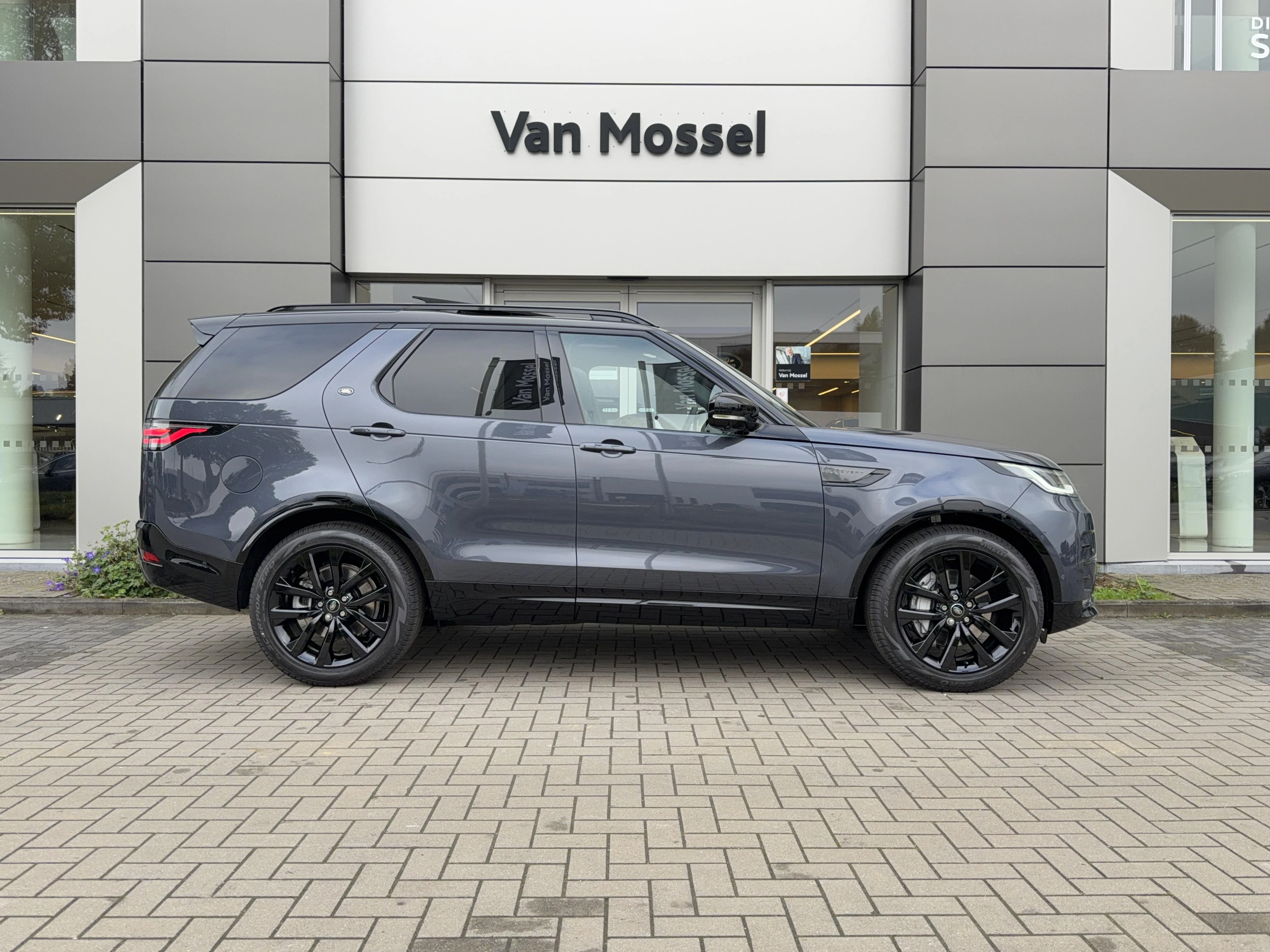 Land Rover-Discovery-image-2