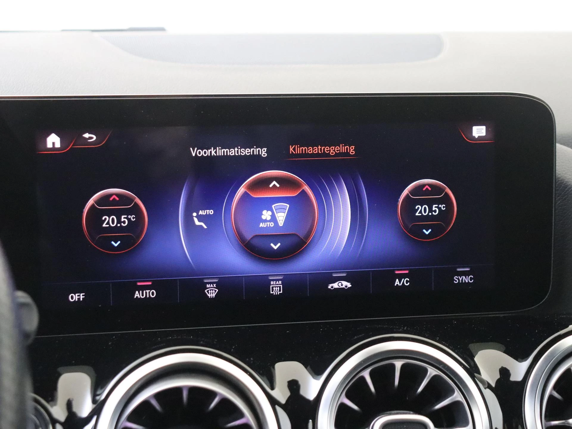 Mercedes-Benz-GLA-image-17