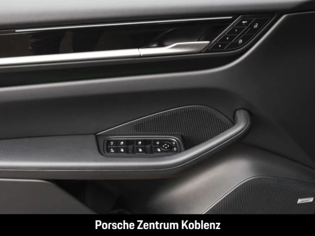 Porsche Macan 4 -