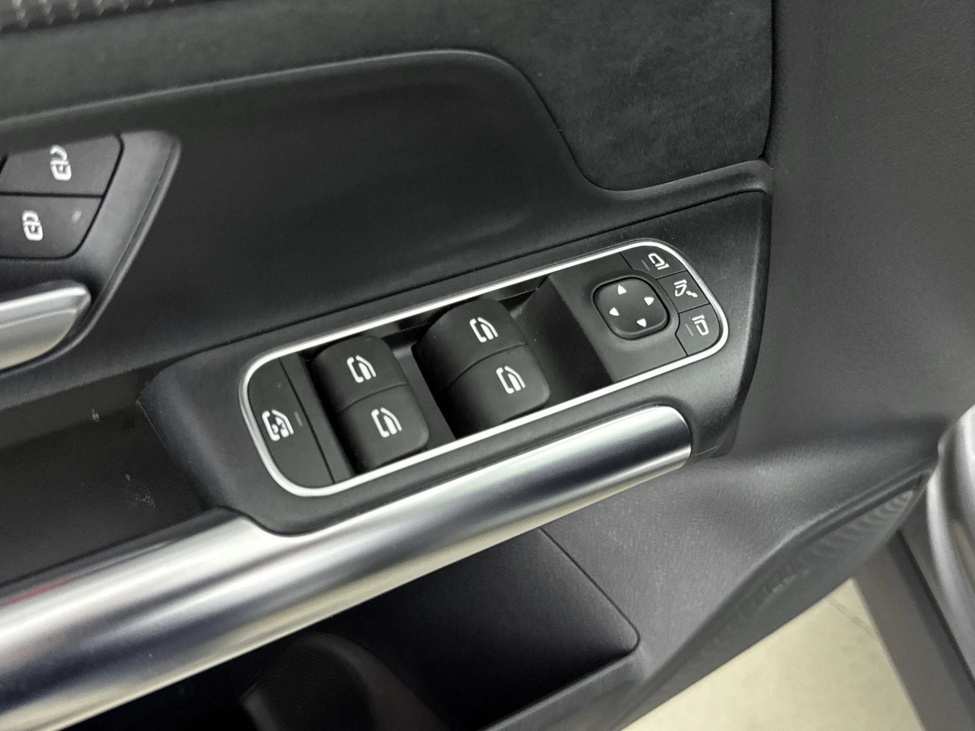 Mercedes-Benz-EQA-image-11