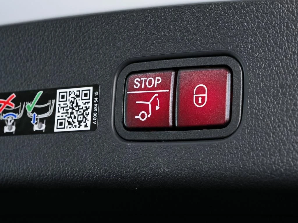 Mercedes-Benz-GLC 300-image-16