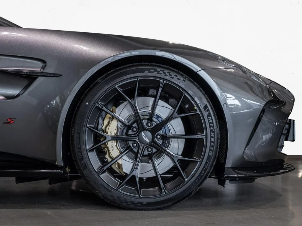Aston Martin-V8 Vantage-image-4
