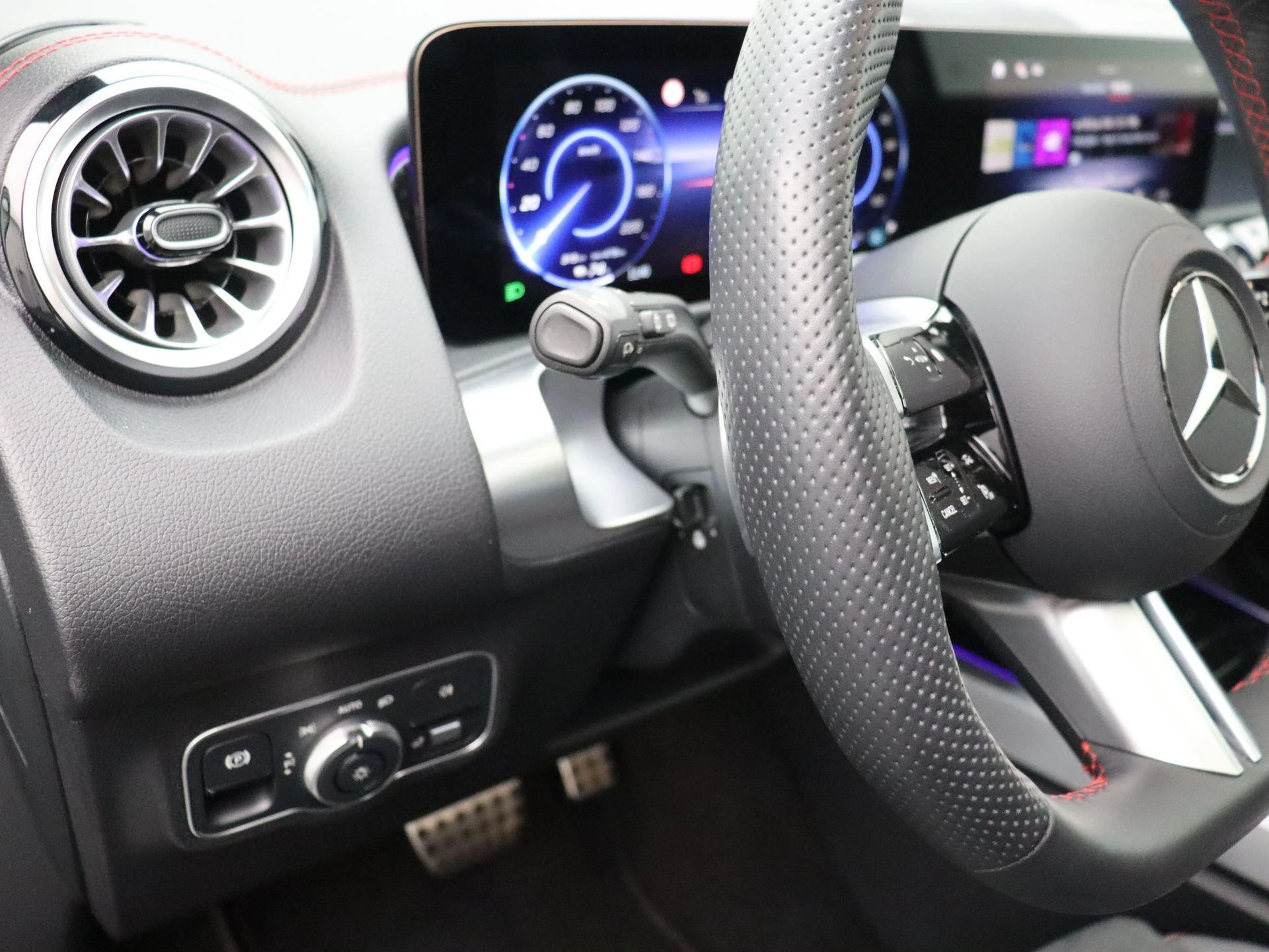 Mercedes-Benz EQB 250+ AMG Line + PANORAMISCH DAK + CARPLAY + ADVANCED SOUND +