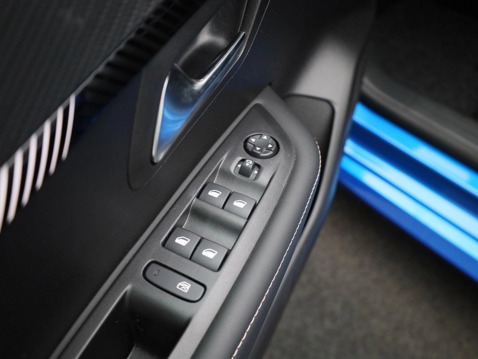 Peugeot-e-208-image-27