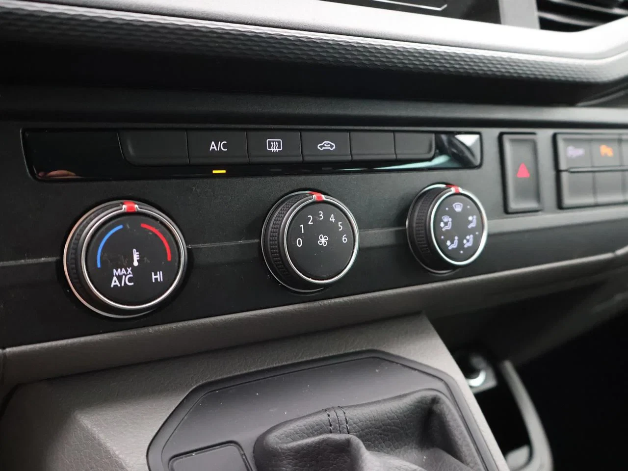 Volkswagen-Transporter-image-4
