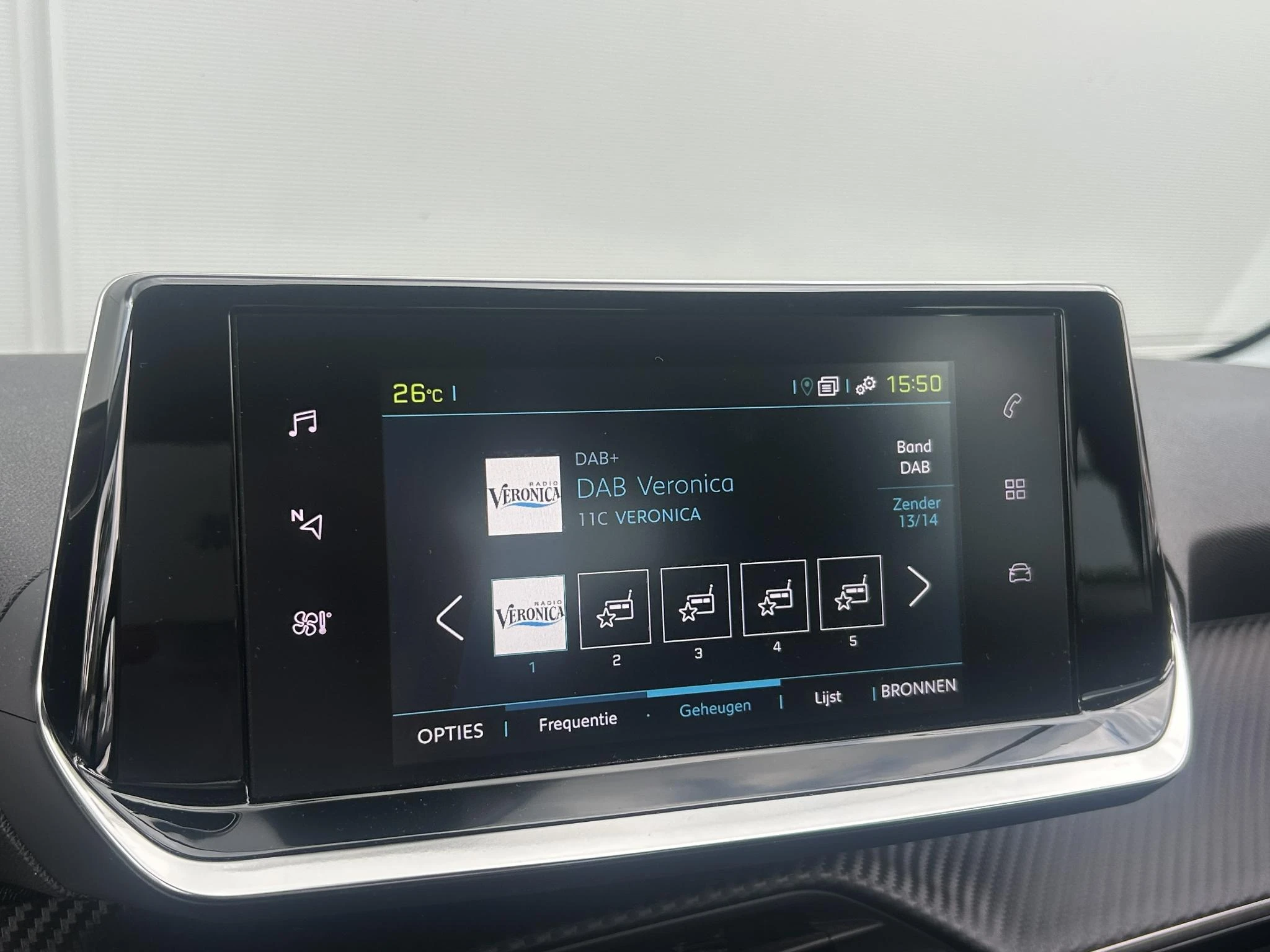 Peugeot-e-208-image-16