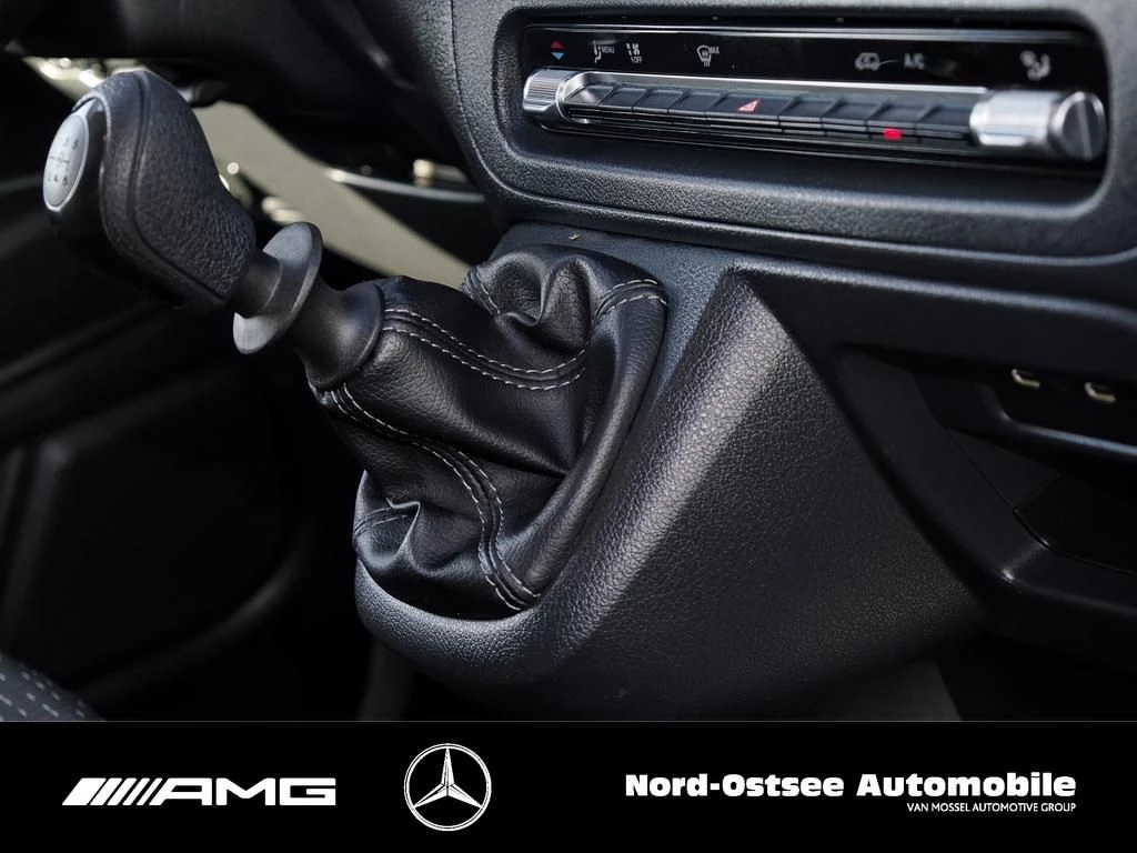 Mercedes-Benz-Vito-image-8