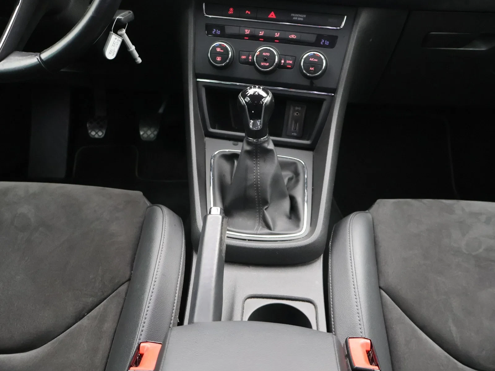 SEAT Leon Leon TSI 110PK *LEDER*ALCANTARA*CRUISE*NAVI*PDC*DAB RADIO*BLTH*...*