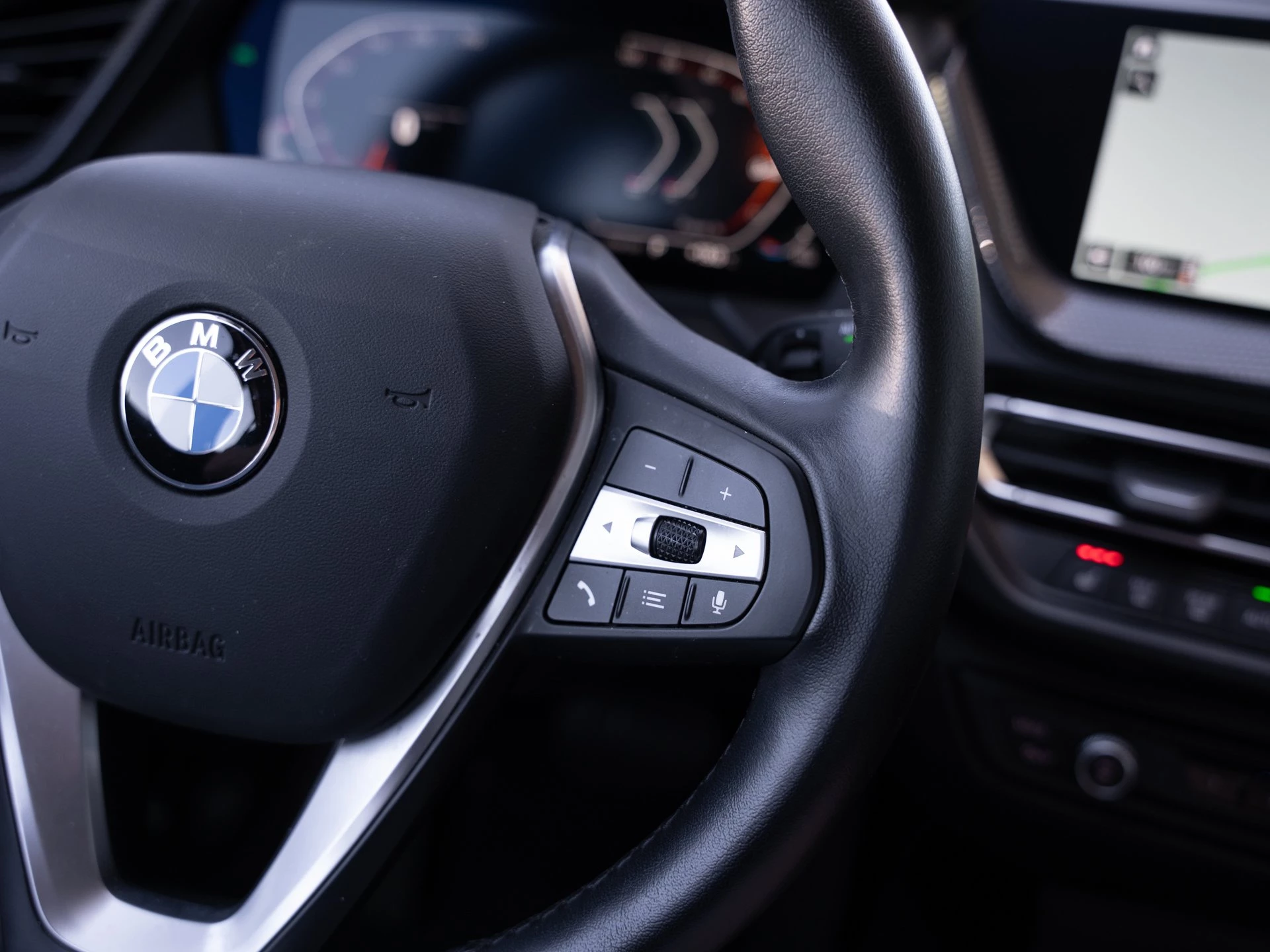 BMW 1er Reihe 118i Aut. Advantage. 17 Zoll. Driving Assist. Adaptiver LED Scheinwerfer