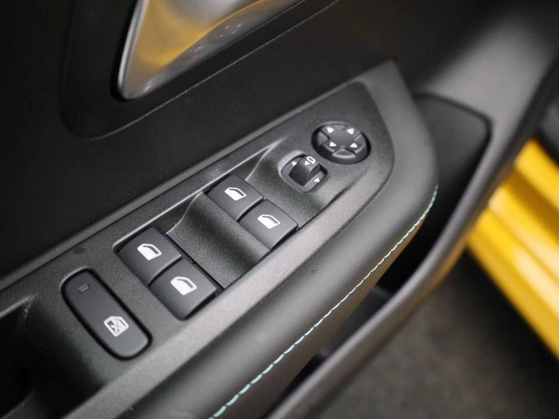 Peugeot-e-208-image-31