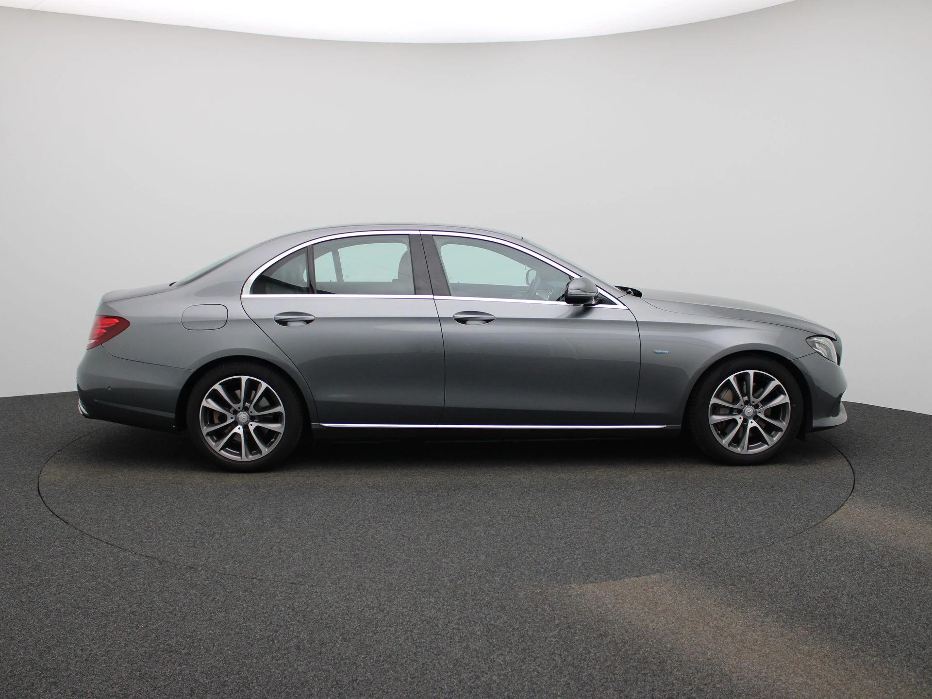 Mercedes-Benz-E-Klasse-image-5