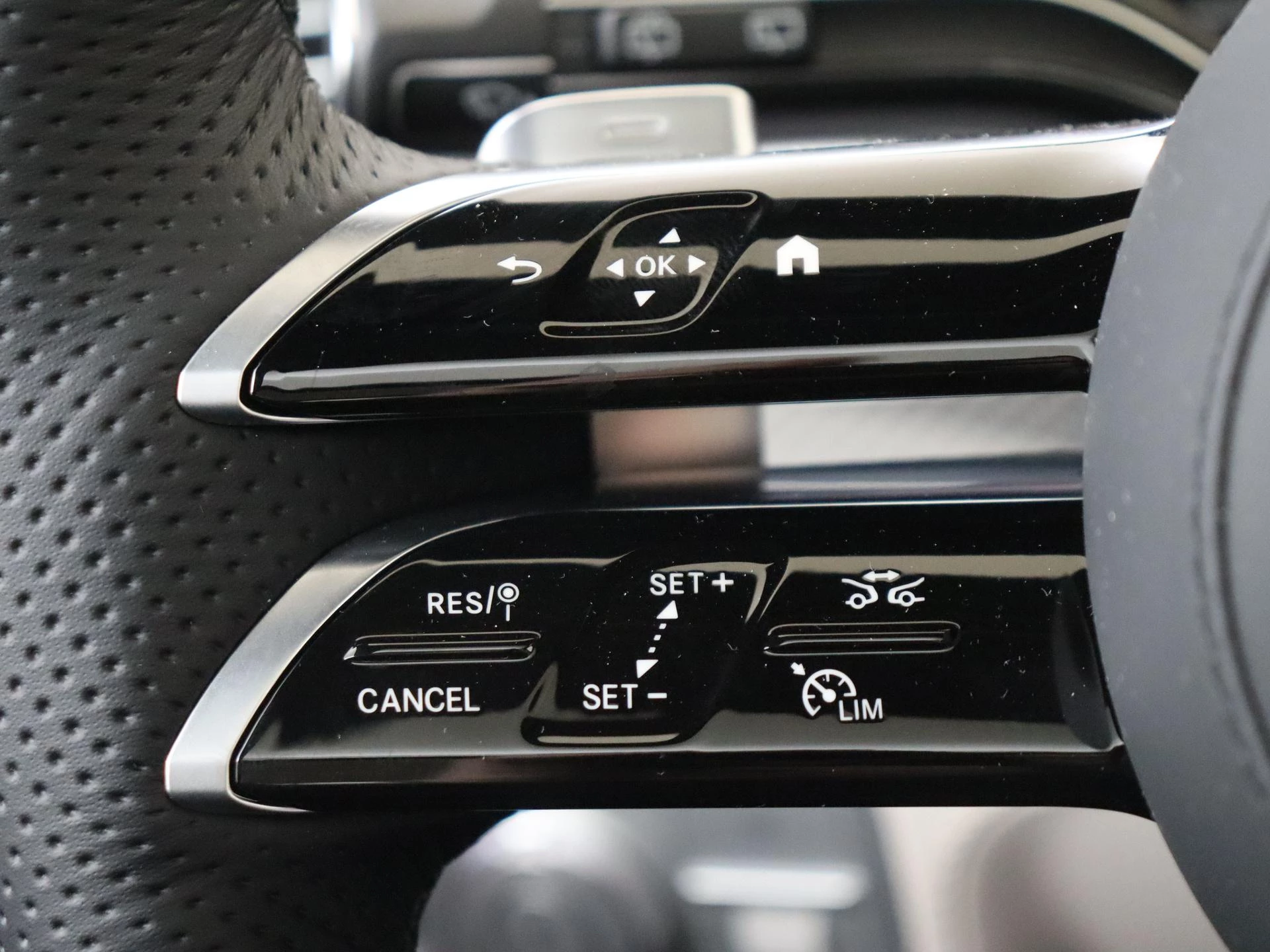 Mercedes-Benz-GLS-image-13