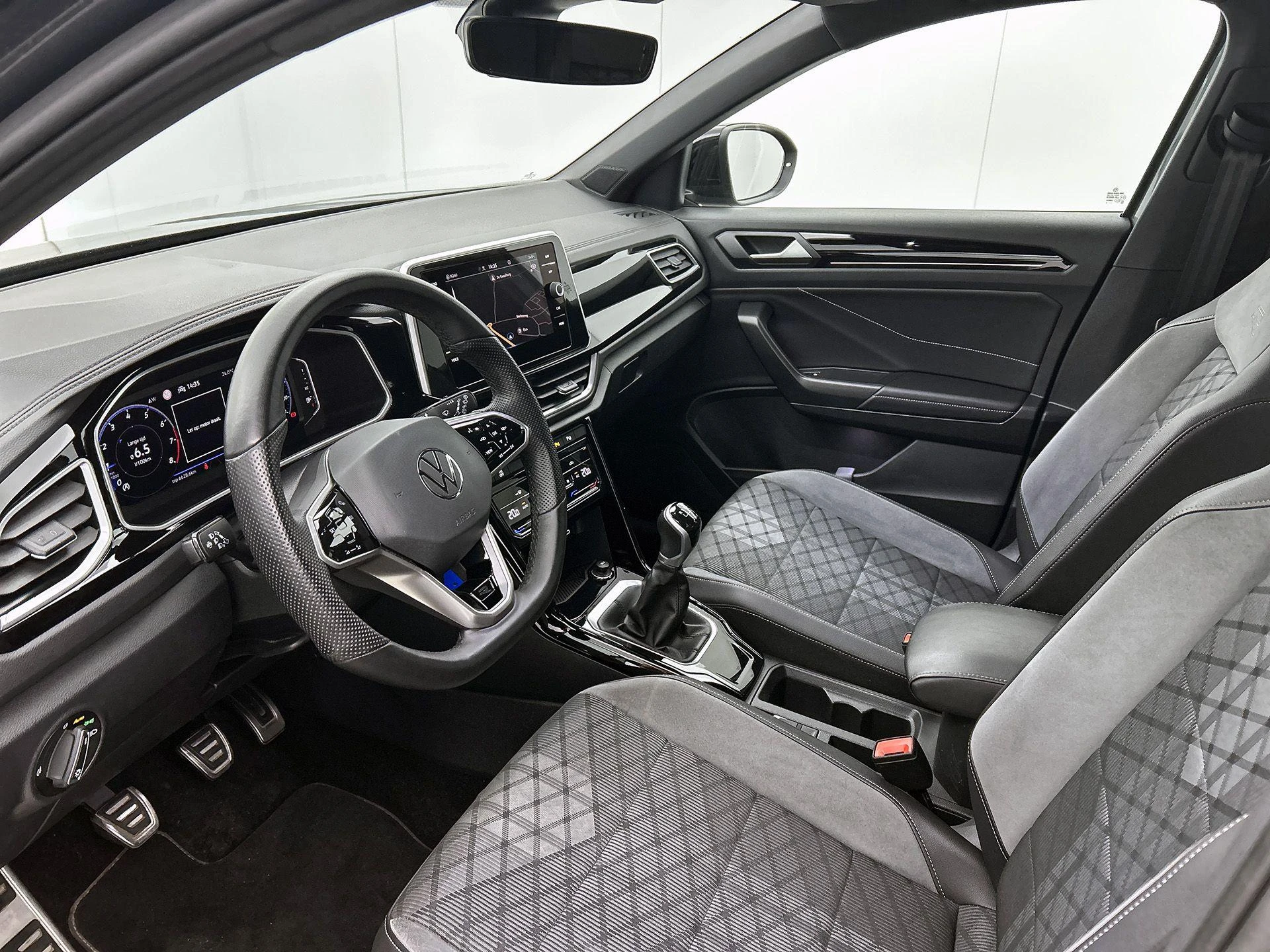 Volkswagen-T-Roc-image-21