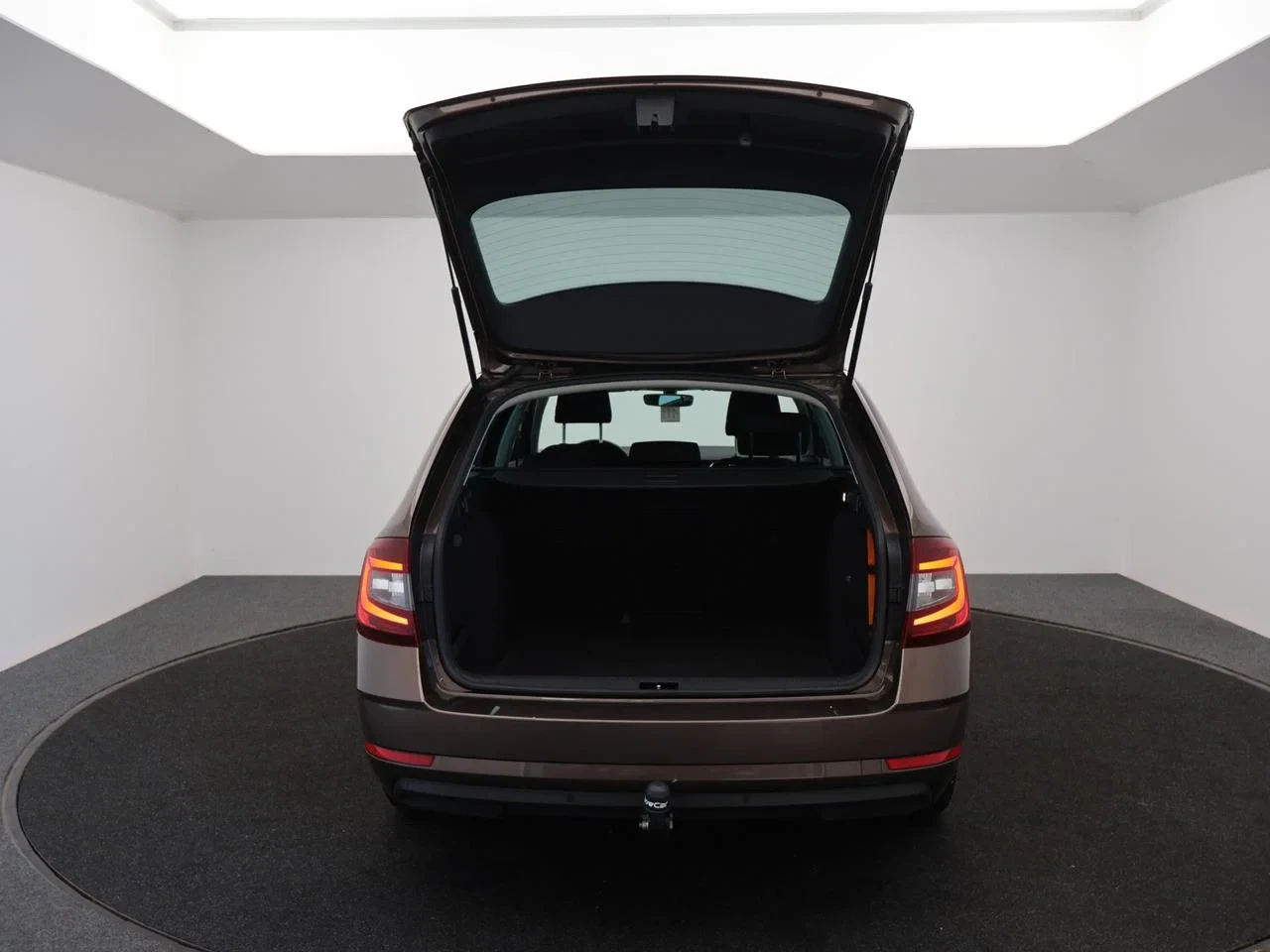 Škoda Octavia Combi 1.6TDI NAVI*TREKHAAK*AUTOCLIMA*TOUCHSCREEN