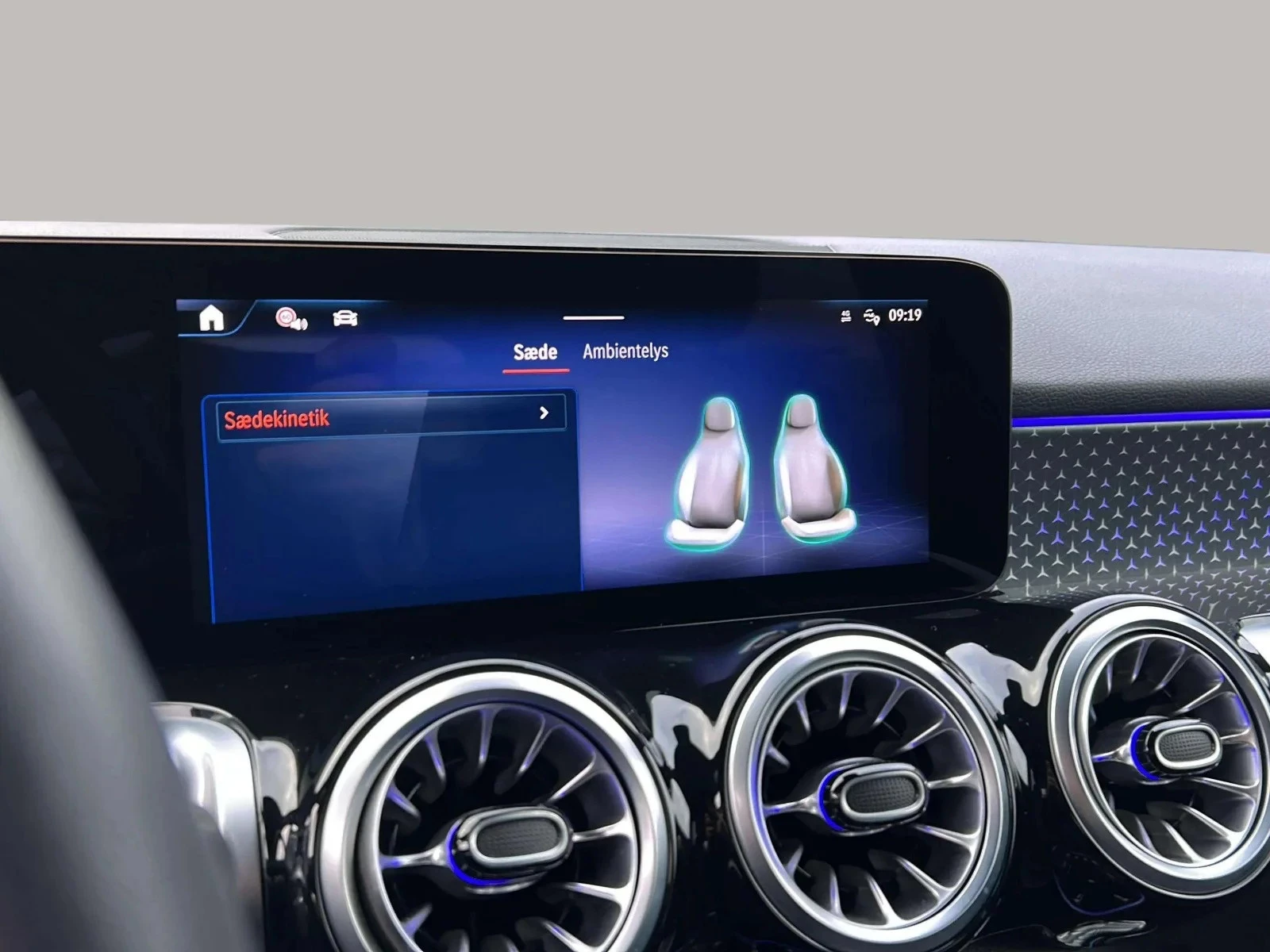 Mercedes-Benz-EQB-image-17