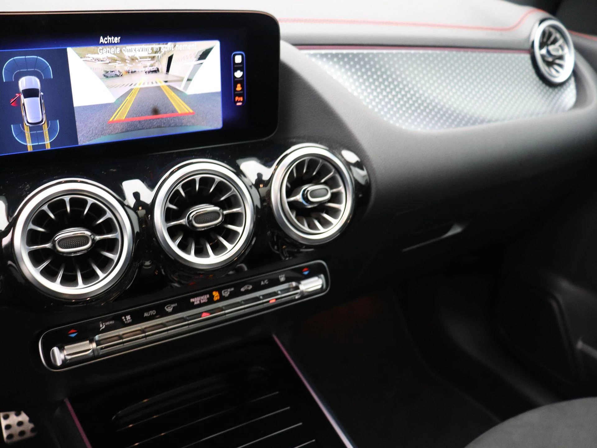 Mercedes-Benz EQA 250+ AMG Line + CARPLAY + PANORAMISCH DAK + NIGHTPAKKET +