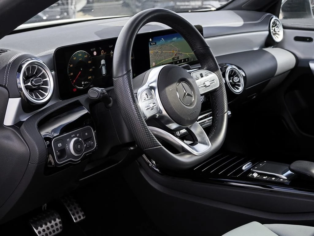 Mercedes-Benz-CLA 200 d-image-9
