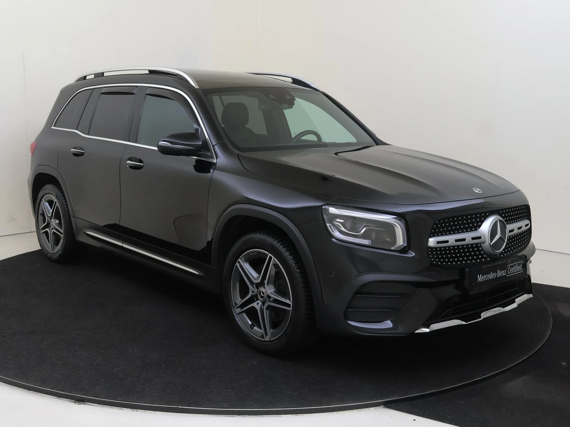Mercedes-Benz-GLB-image-1