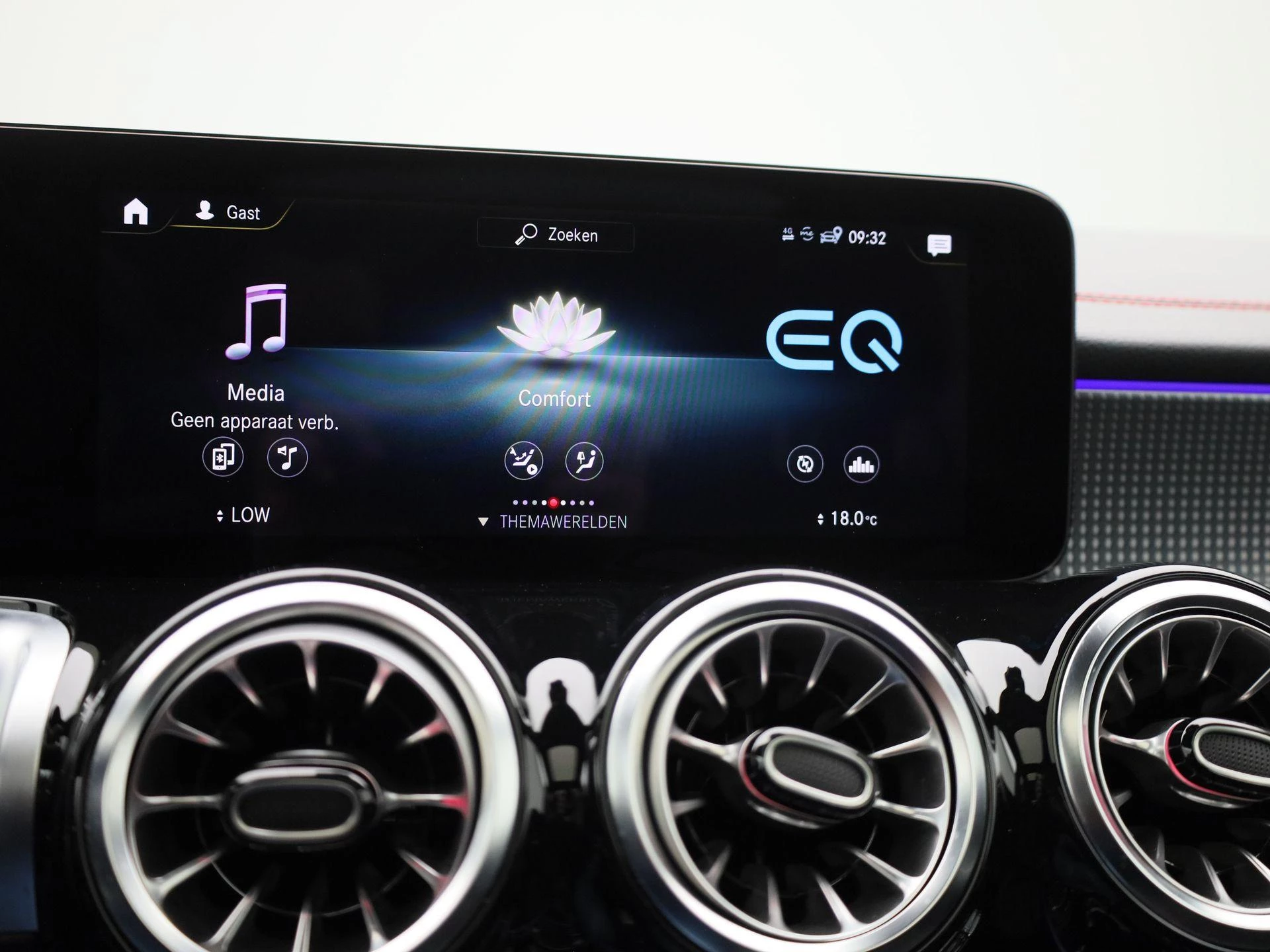 Mercedes-Benz-EQB-image-16