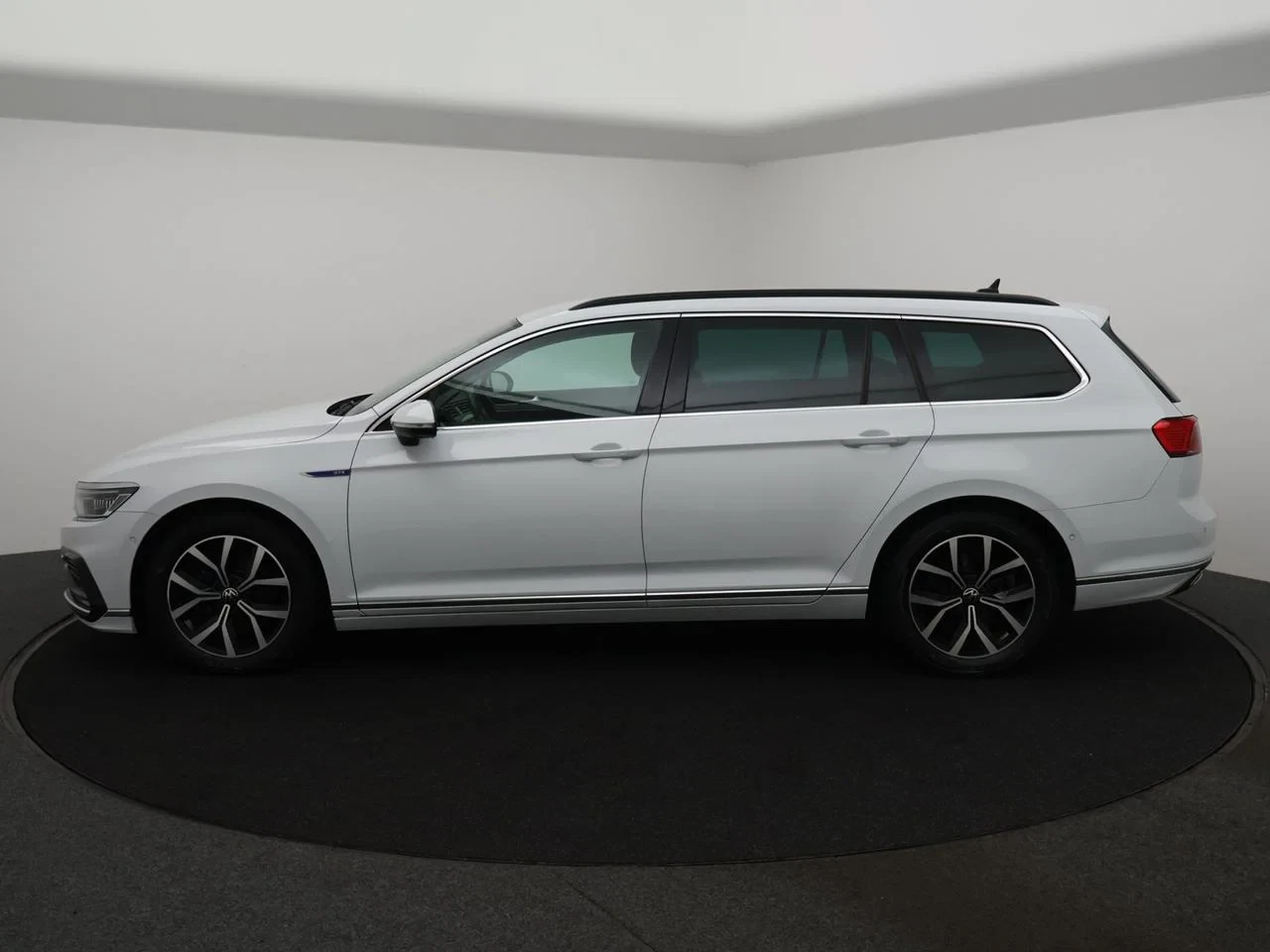 Volkswagen-Passat-image-7