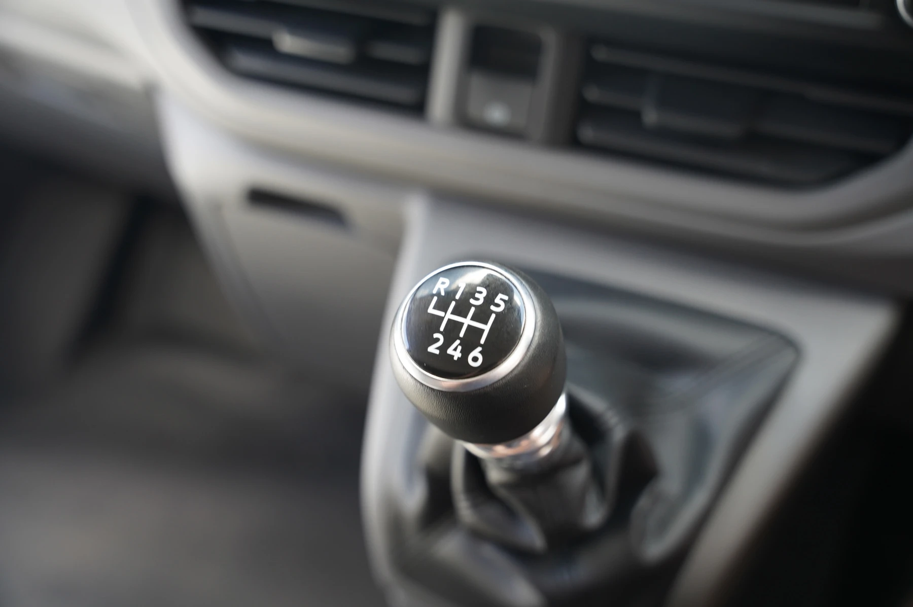 Volkswagen-Transporter-image-18