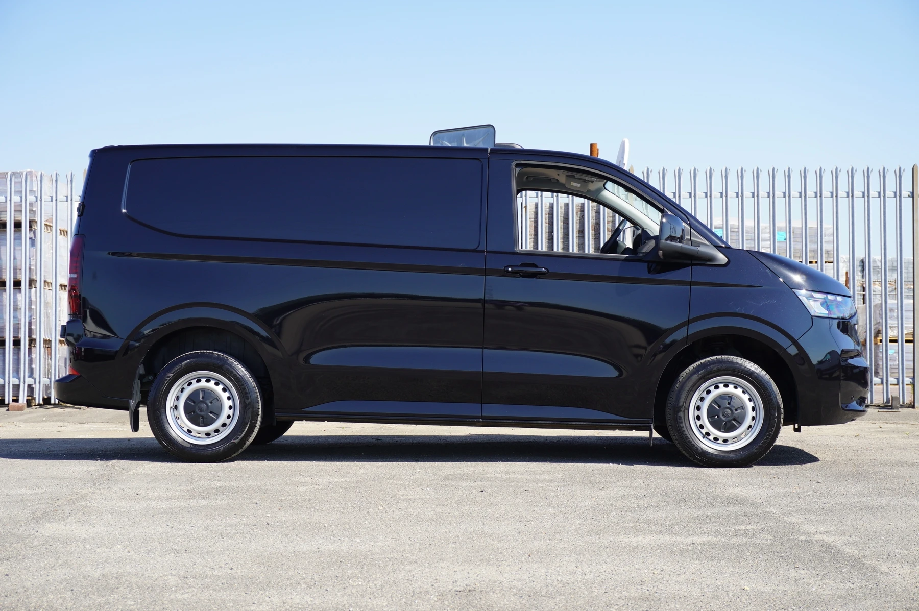 Volkswagen-Transporter-image-3