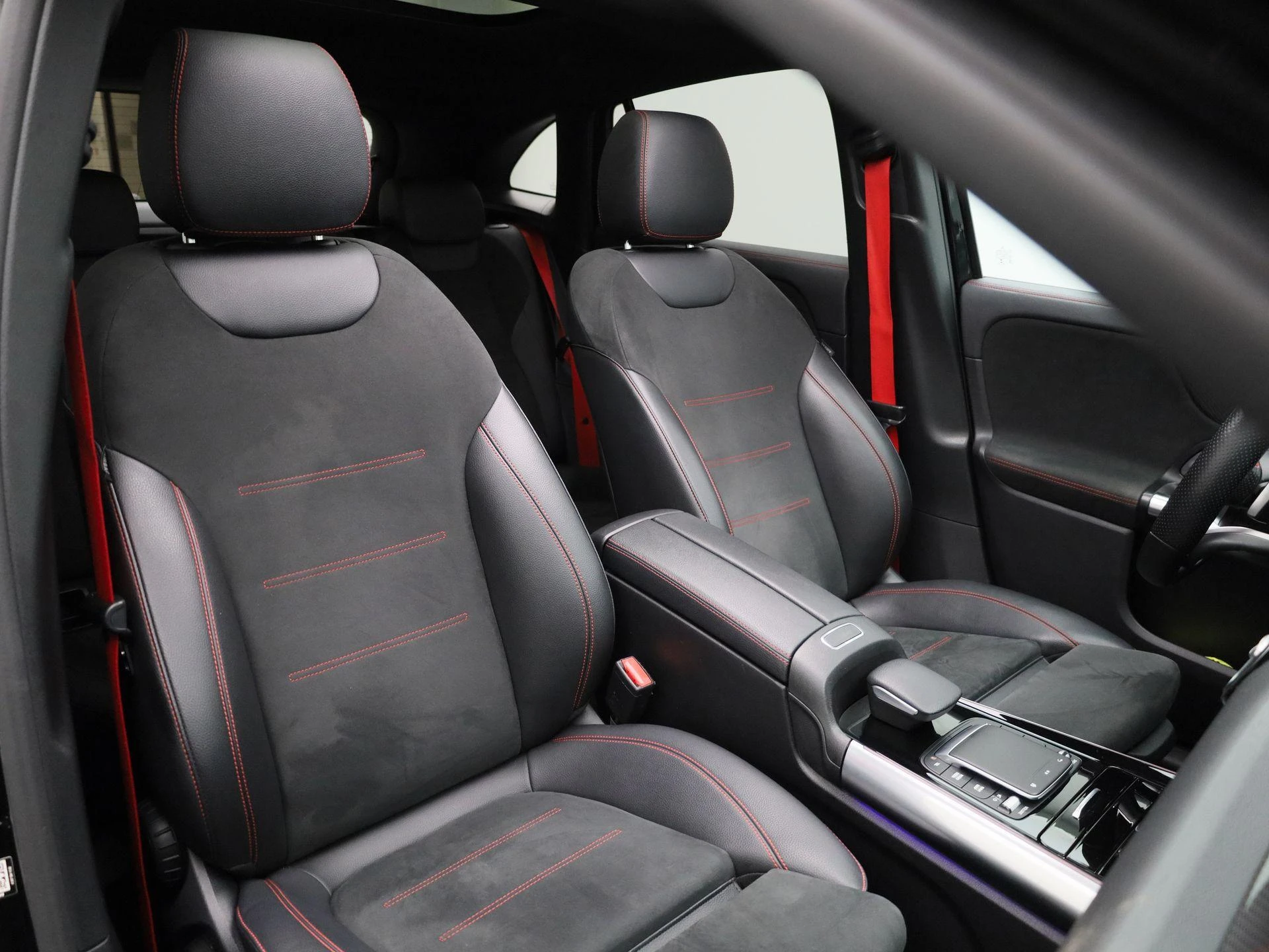 Mercedes-Benz-GLA-image-43
