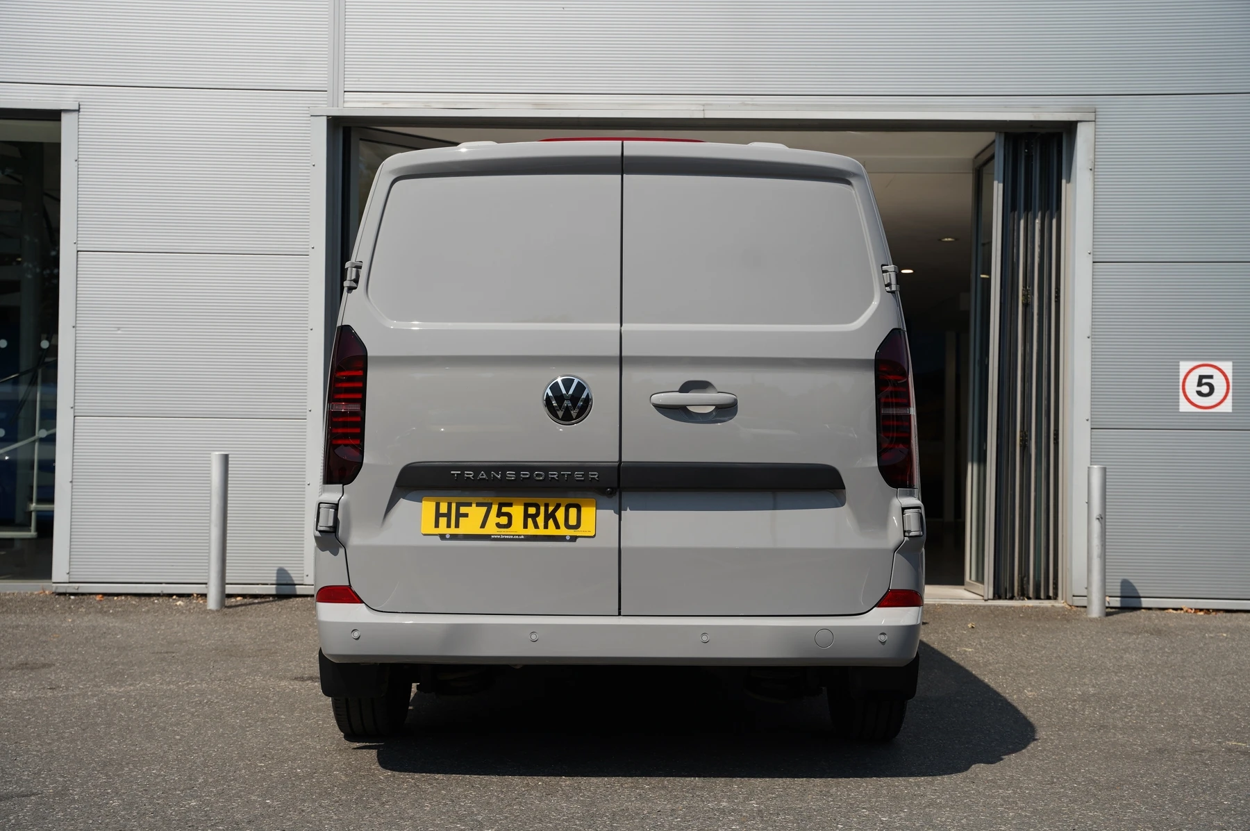 Volkswagen-Transporter-image-12