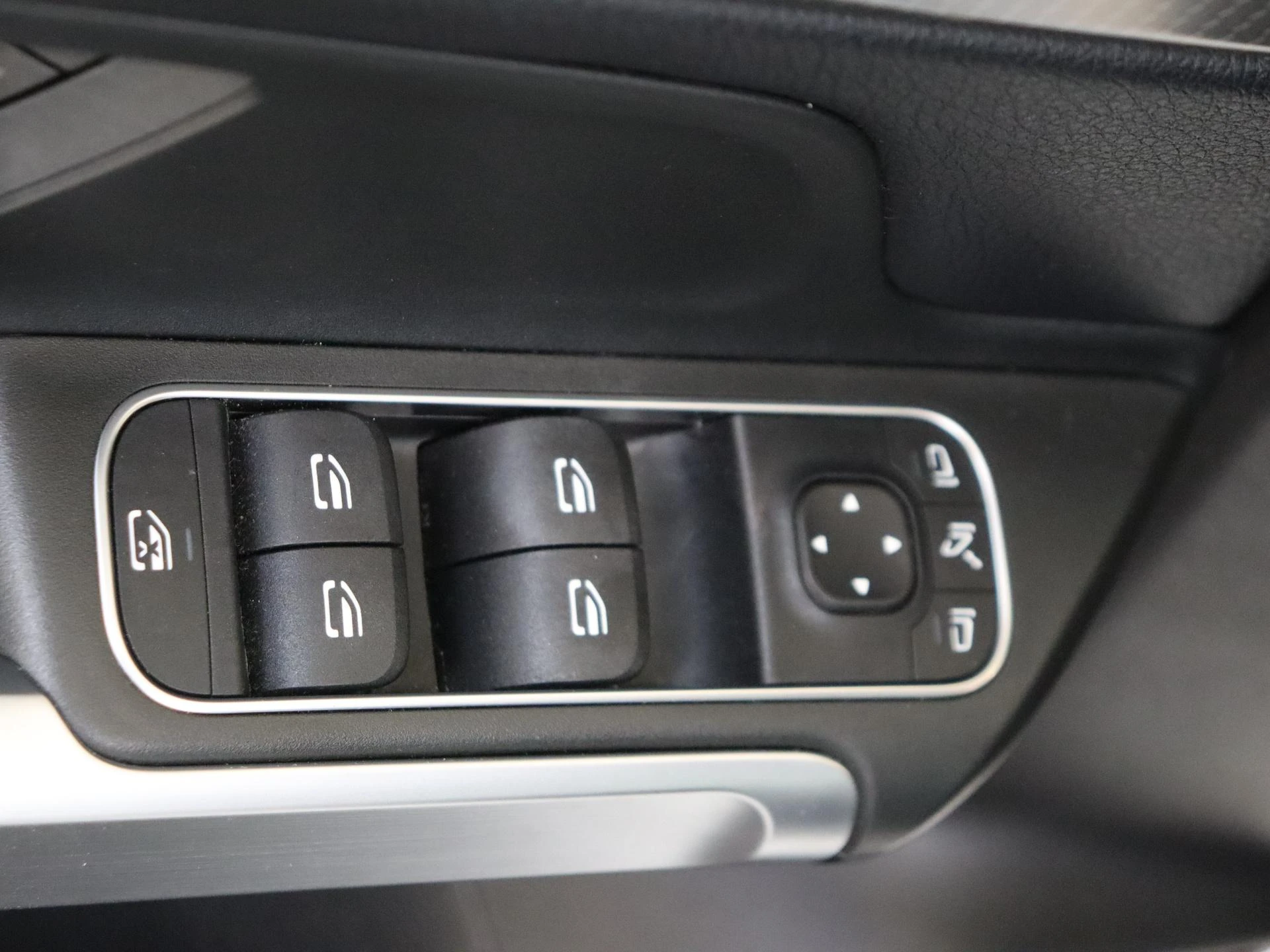 Mercedes-Benz-GLB-image-24