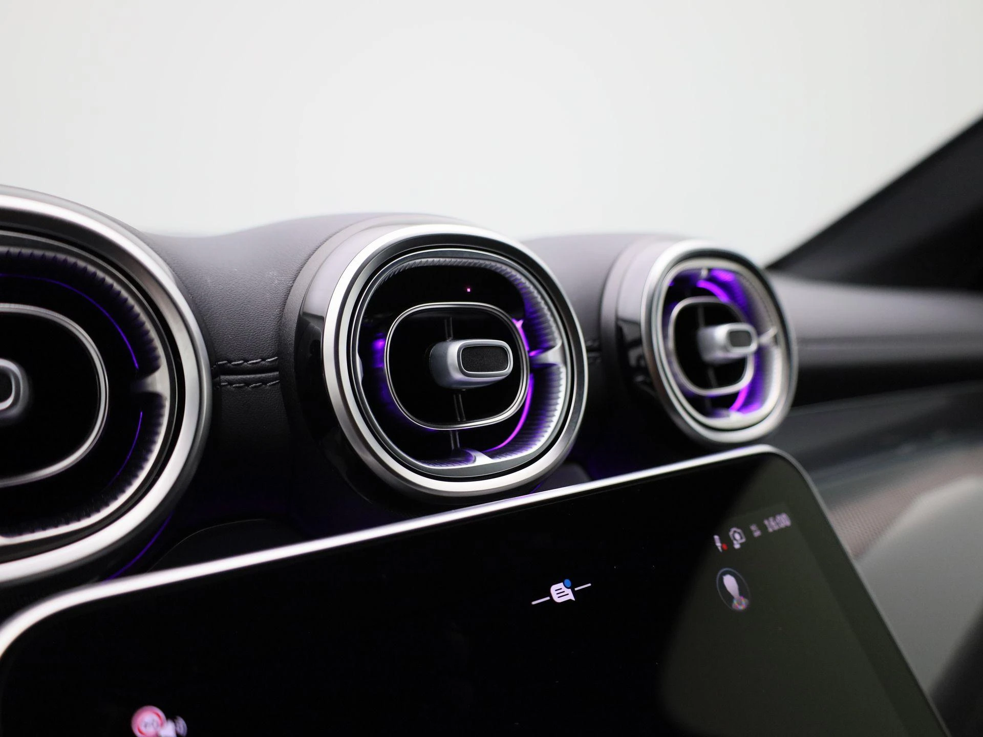 Mercedes-Benz-GLC-image-33