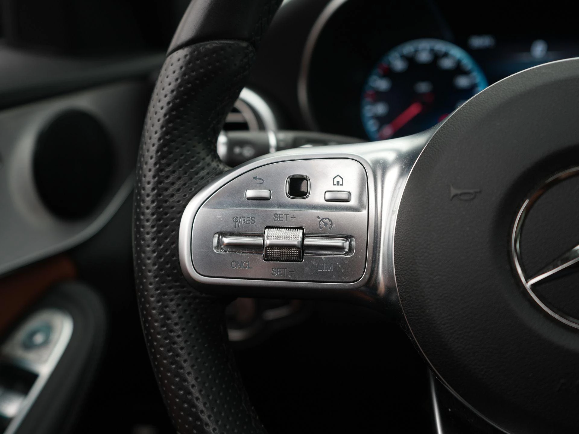 Mercedes-Benz-C-Klasse-image-26