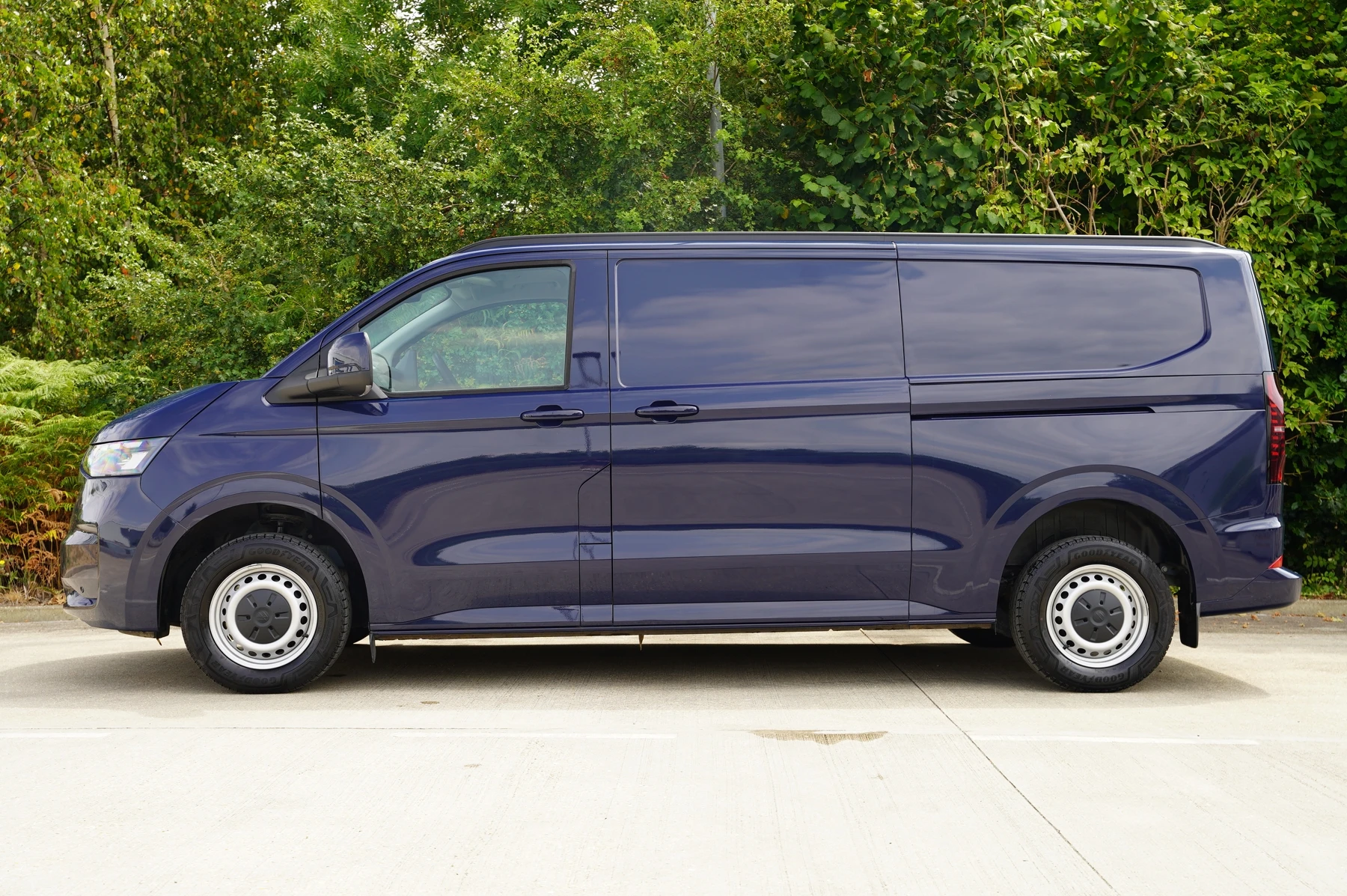 Volkswagen-Transporter-image-13