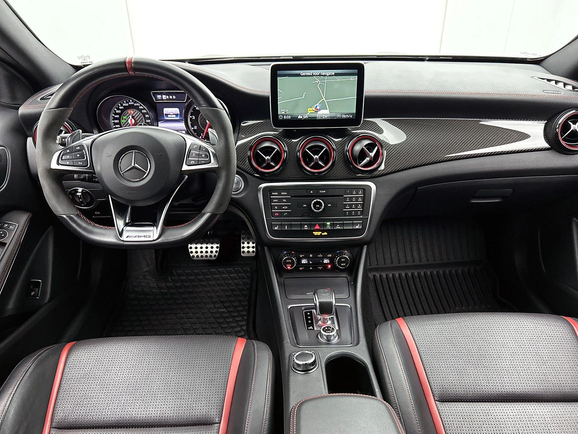 Mercedes-Benz-GLA-image-21