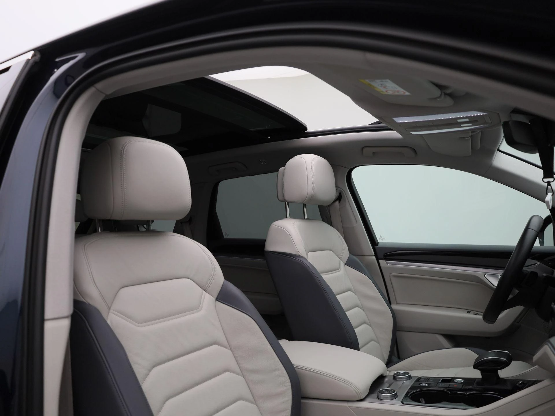 Volkswagen-Touareg-image-45
