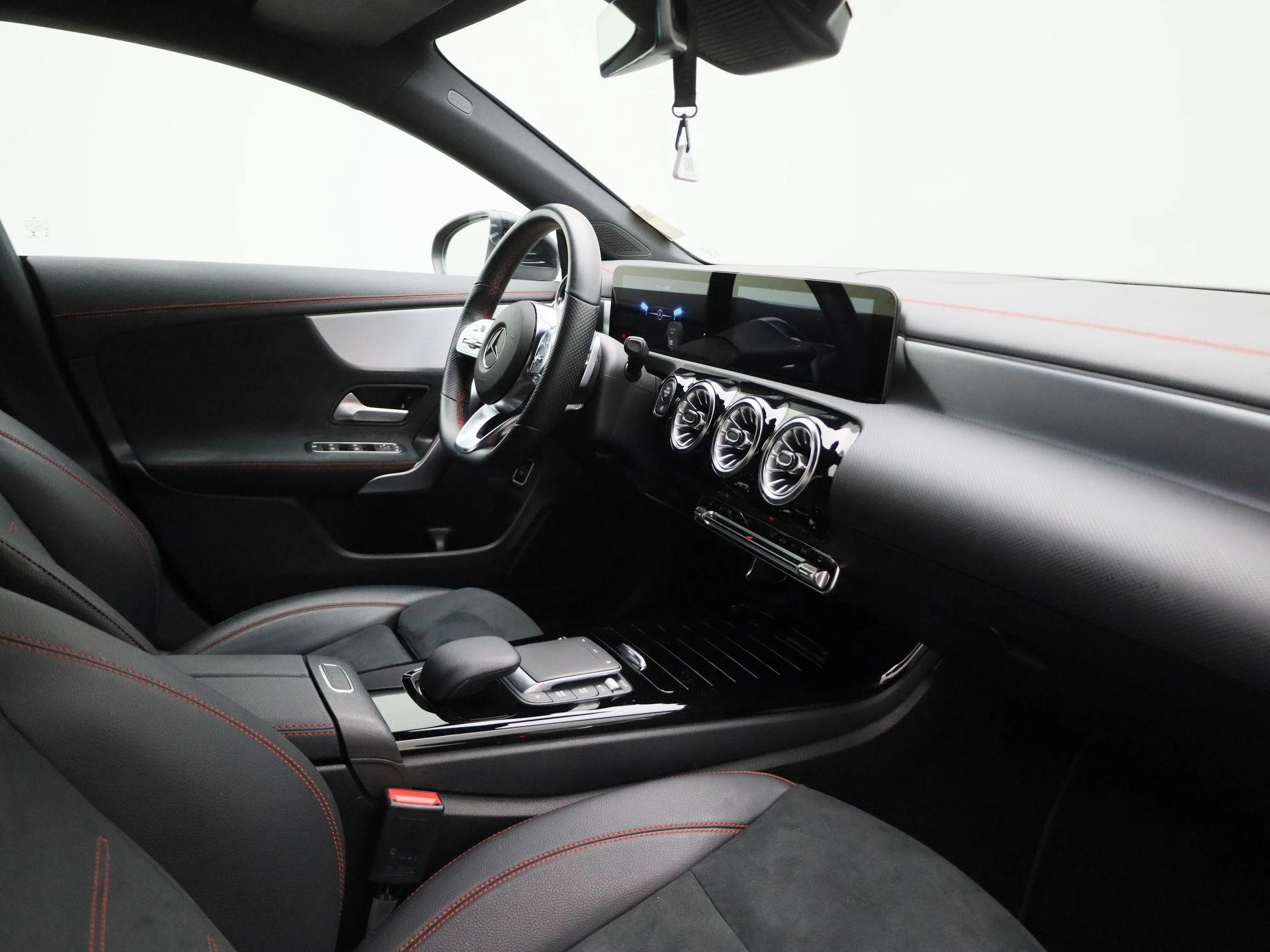 Mercedes-Benz-CLA-image-33