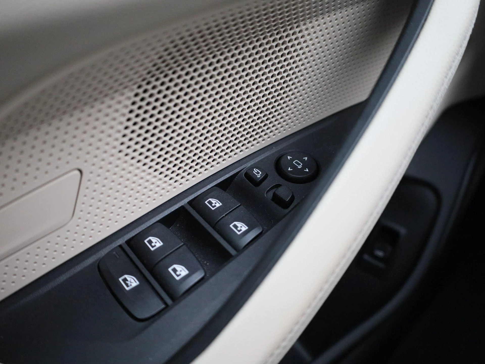 BMW-i4-image-22