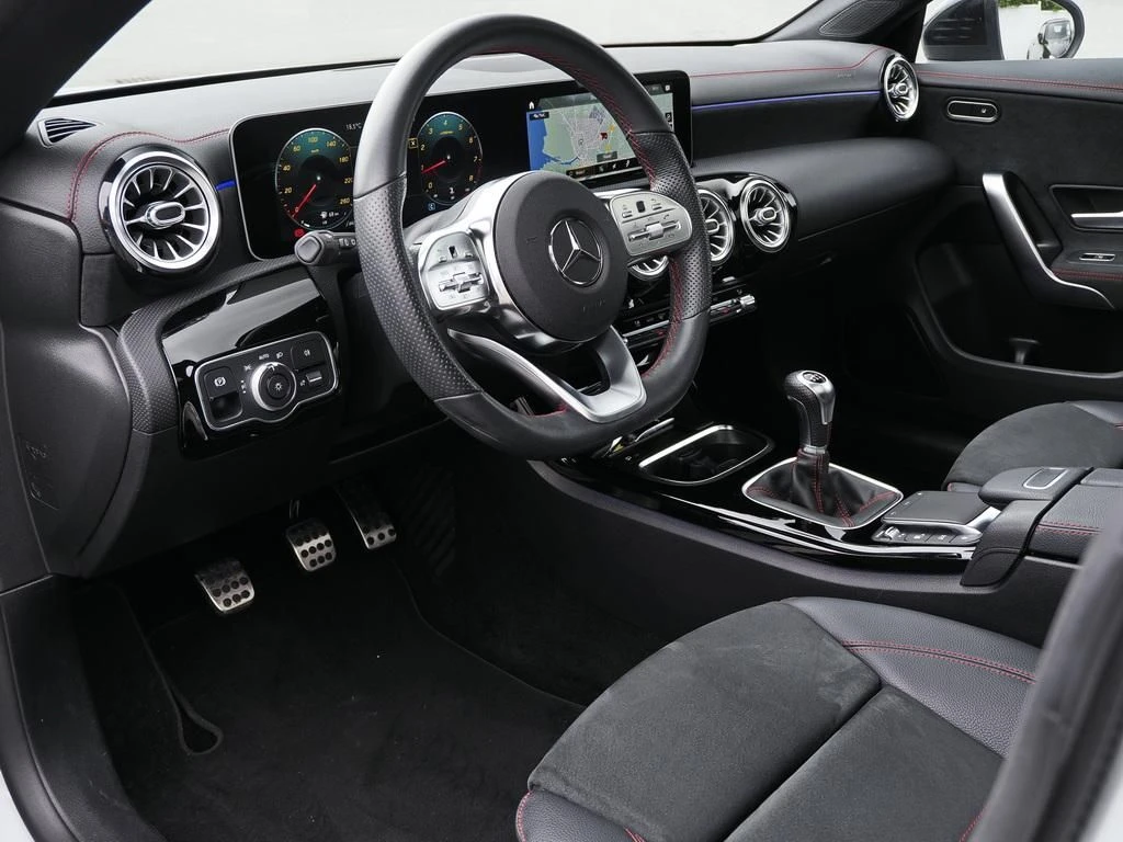Mercedes-Benz-CLA 200-image-8