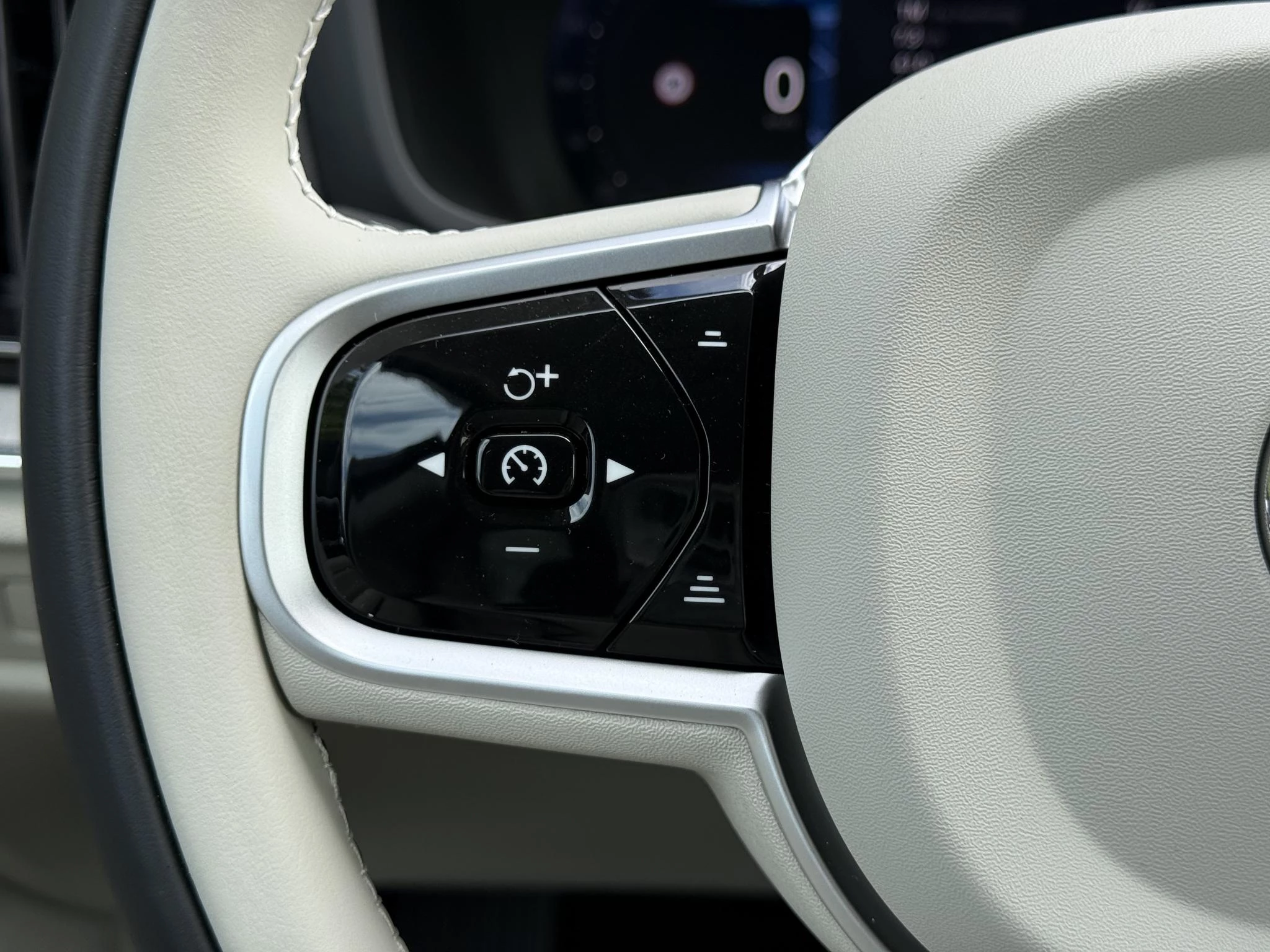 Volvo V60 T8 Plug-in hybrid AWD Plus Dark
