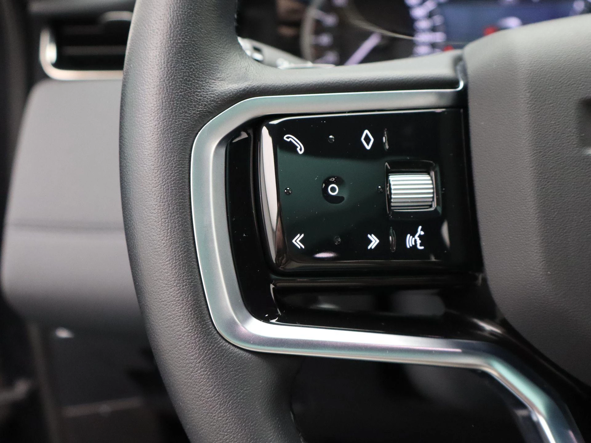 Land Rover-Range Rover Evoque-image-21