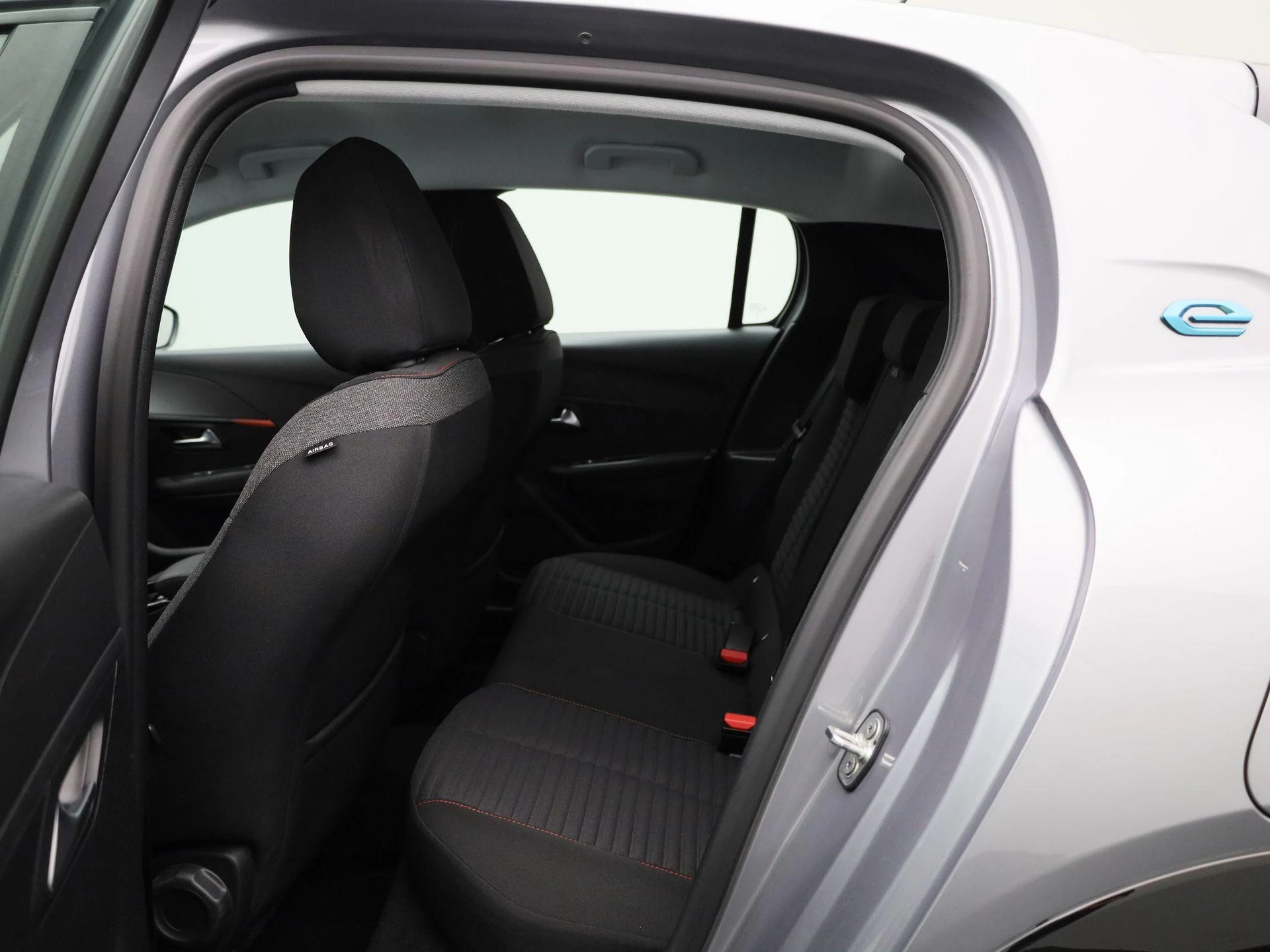 Peugeot-e-208-image-9