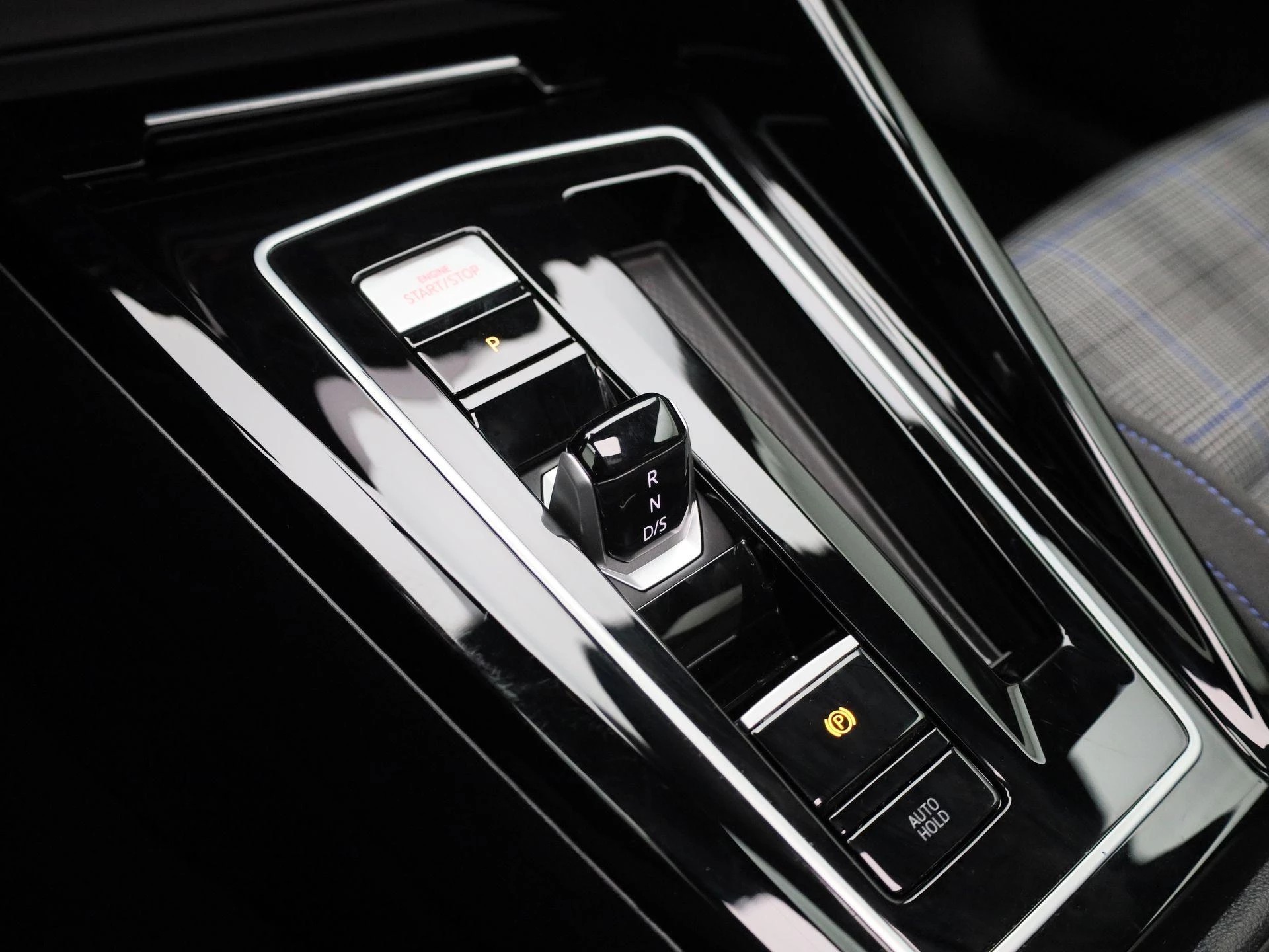 Volkswagen-Golf-image-17