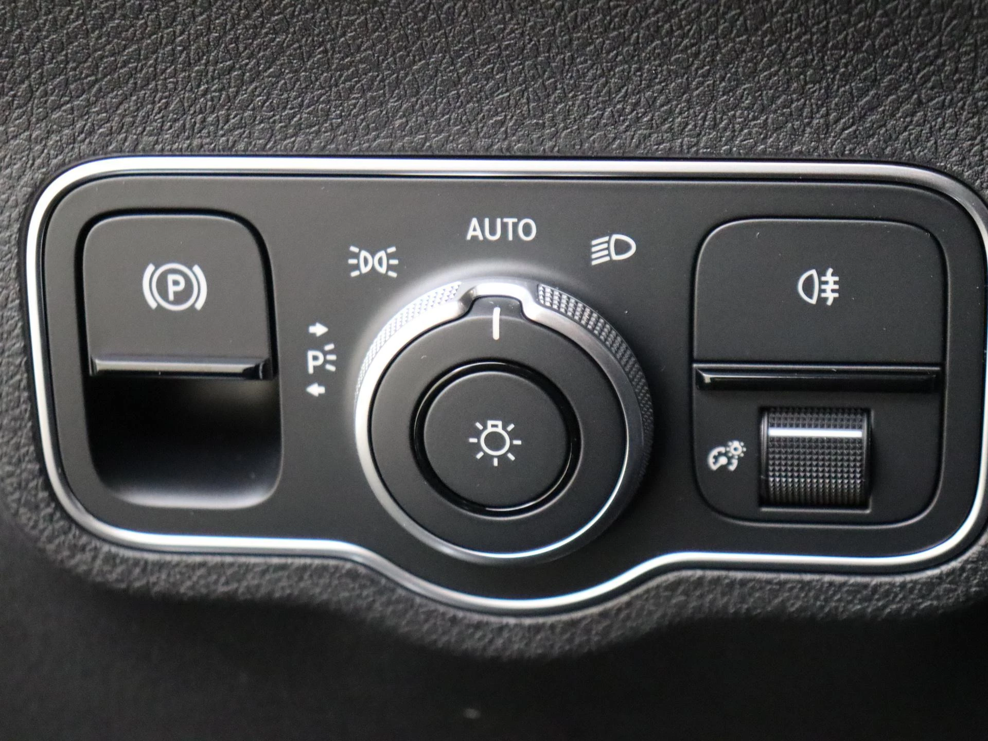 Mercedes-Benz-EQB-image-24