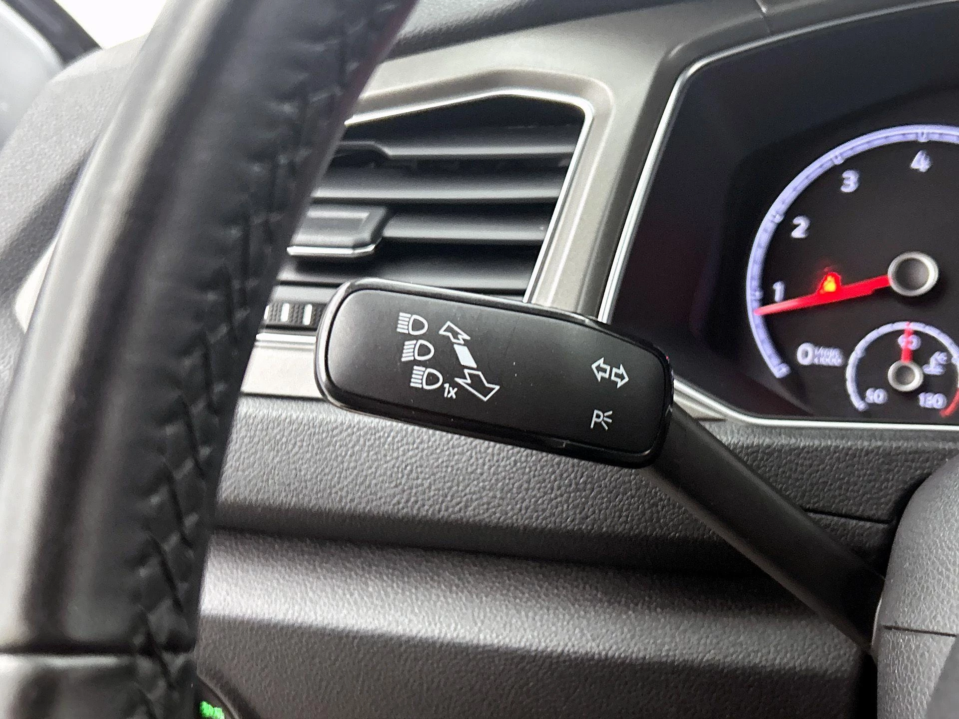 Volkswagen-T-Roc-image-13