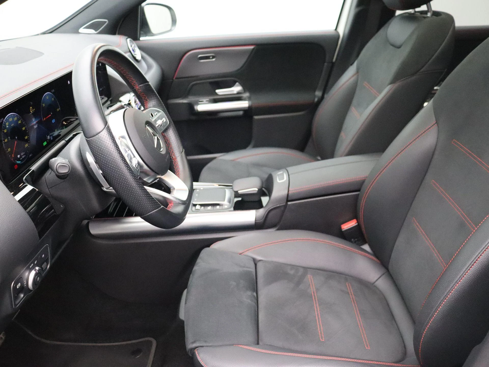 Mercedes-Benz EQA 250 AMG Line + PANORAMISCH DAK + CARPLAY + SURROUND VIEW CAMERA